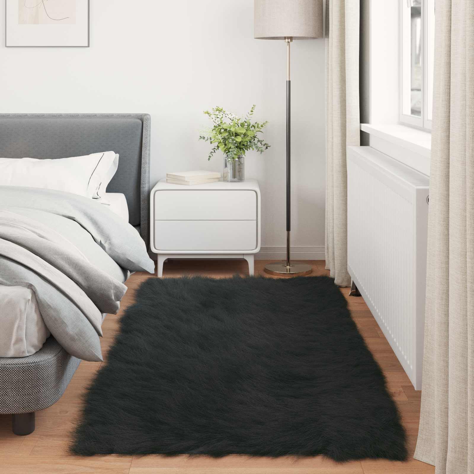 Kunstschaffell Teppich TAFALLA Schwarz 80x200 cm - Flauschiger Kunstfell Läufer für Wohnzimmer und Schlafzimmer - Weicher Hochflor Teppich aus Polyester - Gemütliche Wohndeko