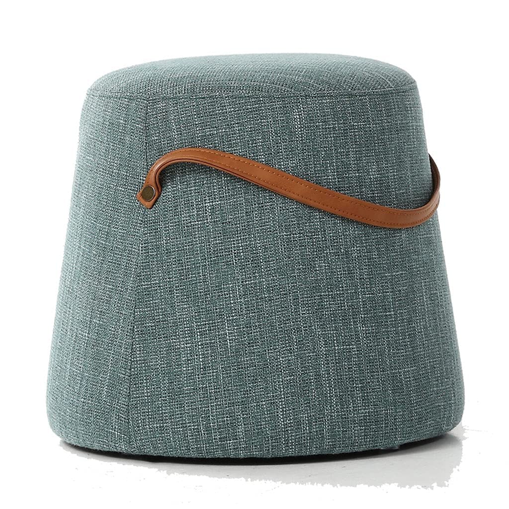 Repose-pieds poufs et petit siège de salon près du canapé