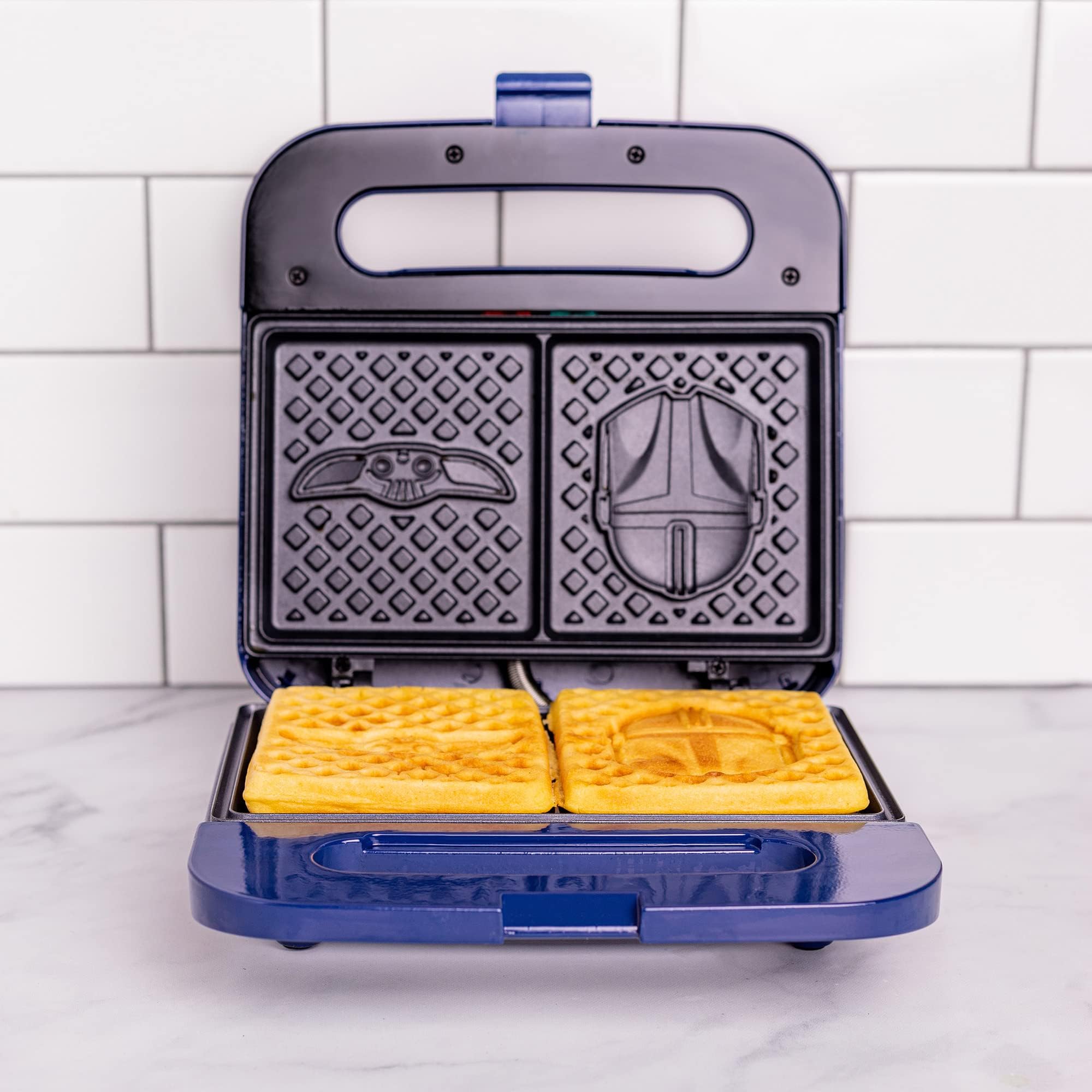 Uncanny Brands Mandalorian Waffle Maker - Bounty Hunter & Baby Yoda Waffles - Aparato de cocina Star Wars