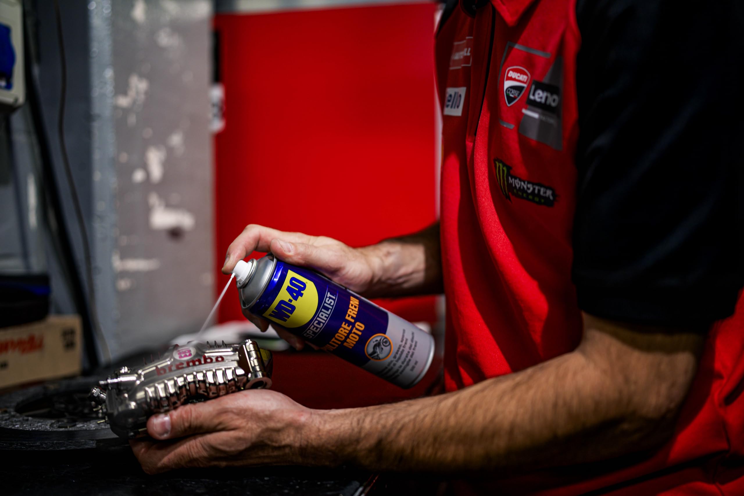 WD-40 Specialist Kit Manutenzione Moto Professionale 5 Prodotti con Detergente 500 ml, Pulitore Freni 500 ml e Catena 400 ml, Grasso Catena 400 ml, Lucidante silicone 400 ml, Spazzola Panno Microfibra