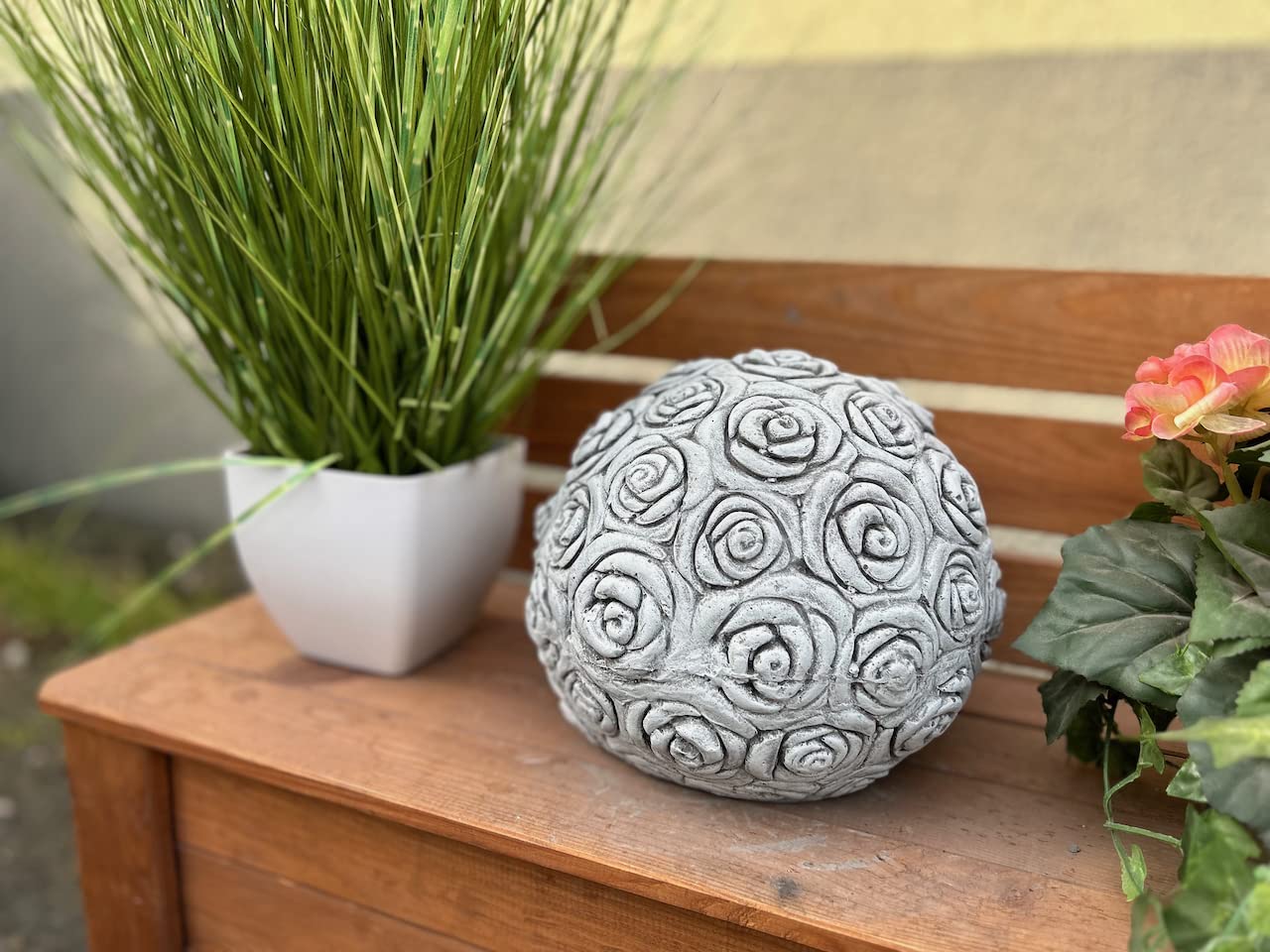 stoneandstyle Steinfigur Steinkugel Rosenball frostfest Steinguss ca. 12,1 kg