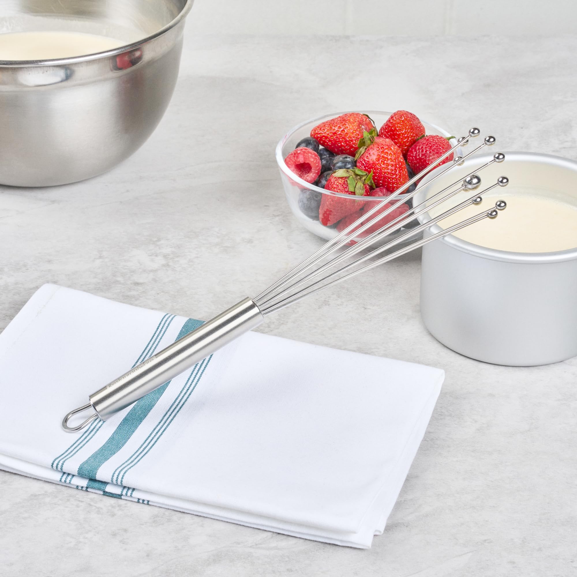 Restaurantware - Batidor de bola estándar alemán de 10.6 pulgadas, 1 batidor de cocina lavable en lavavajillas, mango ergonómico, duradero, batidor manual de huevos de acero inoxidable, adecuado para