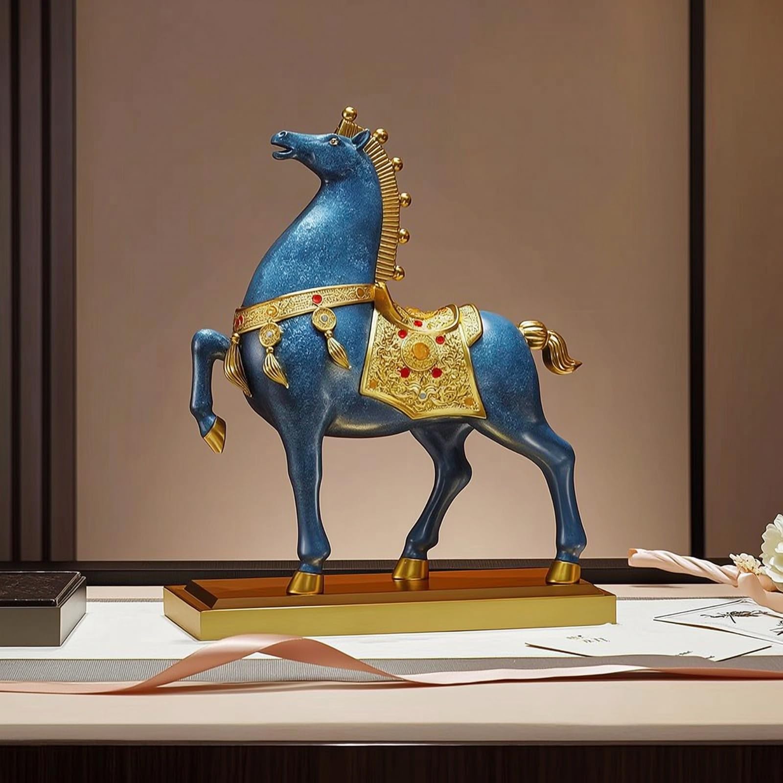 harayaa Figura de Caballo Decorativa Estatua Ornamental Escultura de Mesa Adorno Coleccionable con Peana Rectangular y Incrustaciones en Resina Sintética y, Rojo