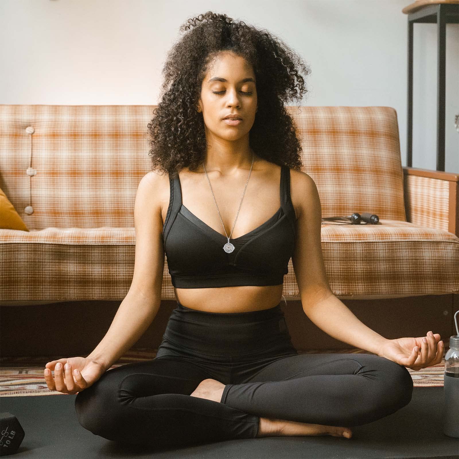 INFUSEU Aromaterapia Olio Essenziale Diffusore Collana Ciondolo Medaglione D'argento 5 PZ Lava Pietre Con 24 "Catena, Regalo per le Donne