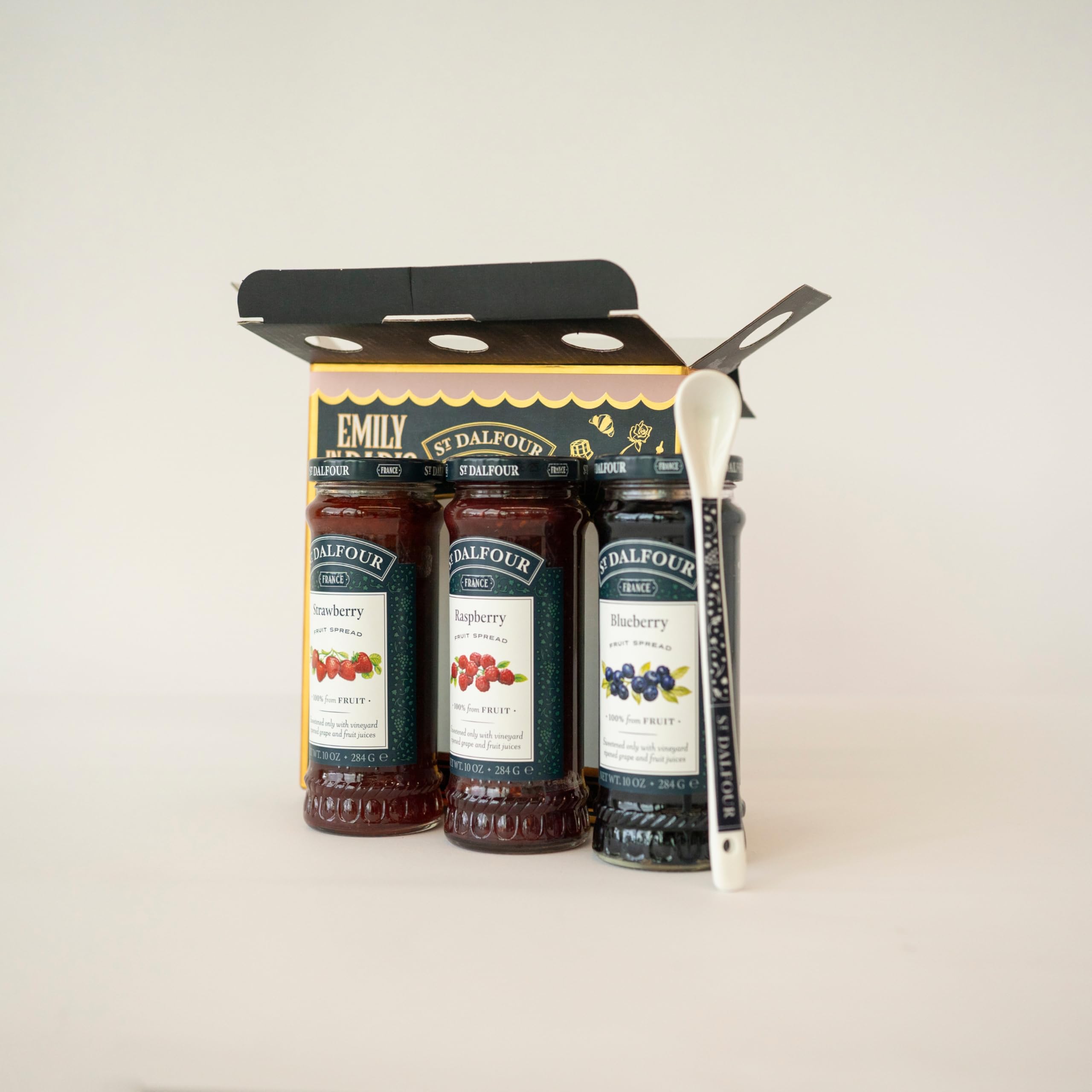 St. Dalfour Coffret Confiture – Édition Emily in Paris – 100% fruits, sans sucre ajouté, sans gluten – 3x284g (Fraise/Framboise/Cerise Noire) avec cuillère (Fraise, Framboise, Myrtille)