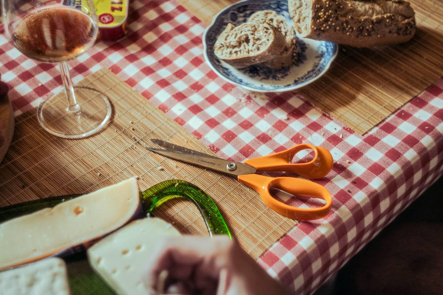 Fiskars Classic, Forbici da Cucina Universali, Per Destrimani, Lunghezza Totale: 21 cm, Vite Torx, Impugnatura Ergonomica, Imballaggio Sostenibile, Acciaio/Plastica di Qualità, Arancione, 1075031