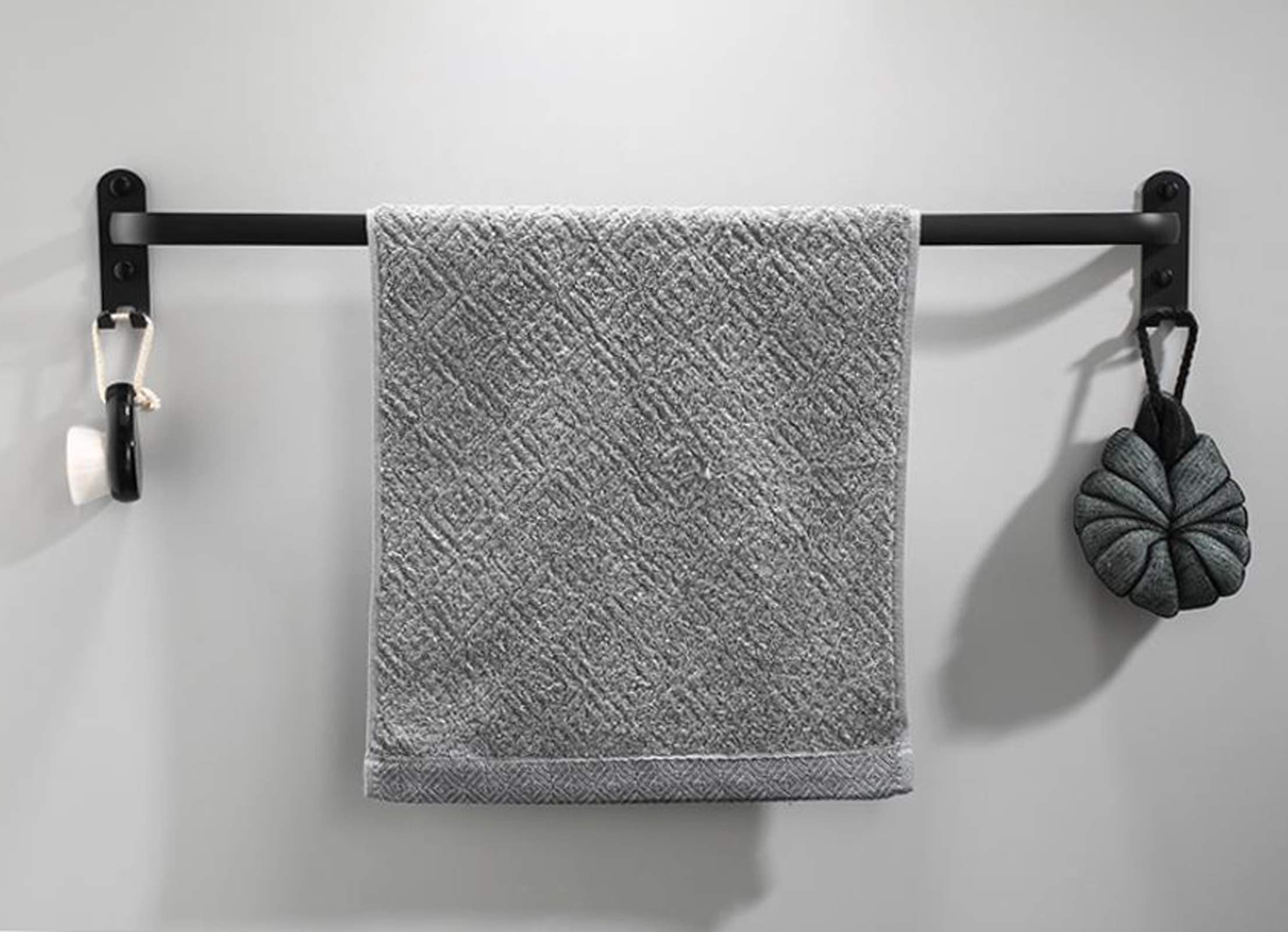 Porte-serviettes de salle de bain mural pour une pièce bien ordonnée