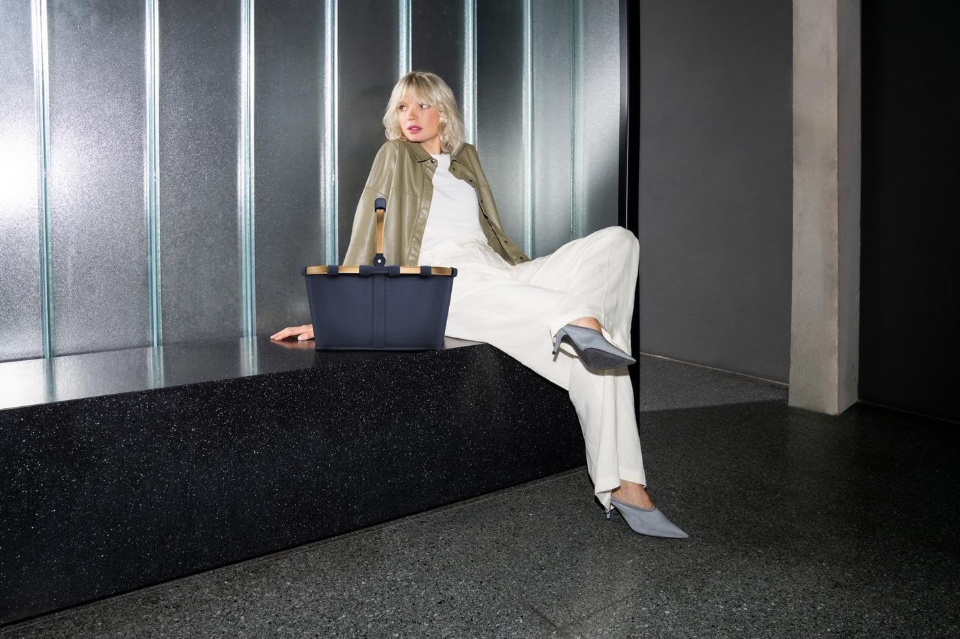 reisenthel Carrybag – Cesta de la compra estable con mucho espacio de almacenamiento y práctico bolsillo interior, diseño elegante y resistente al agua