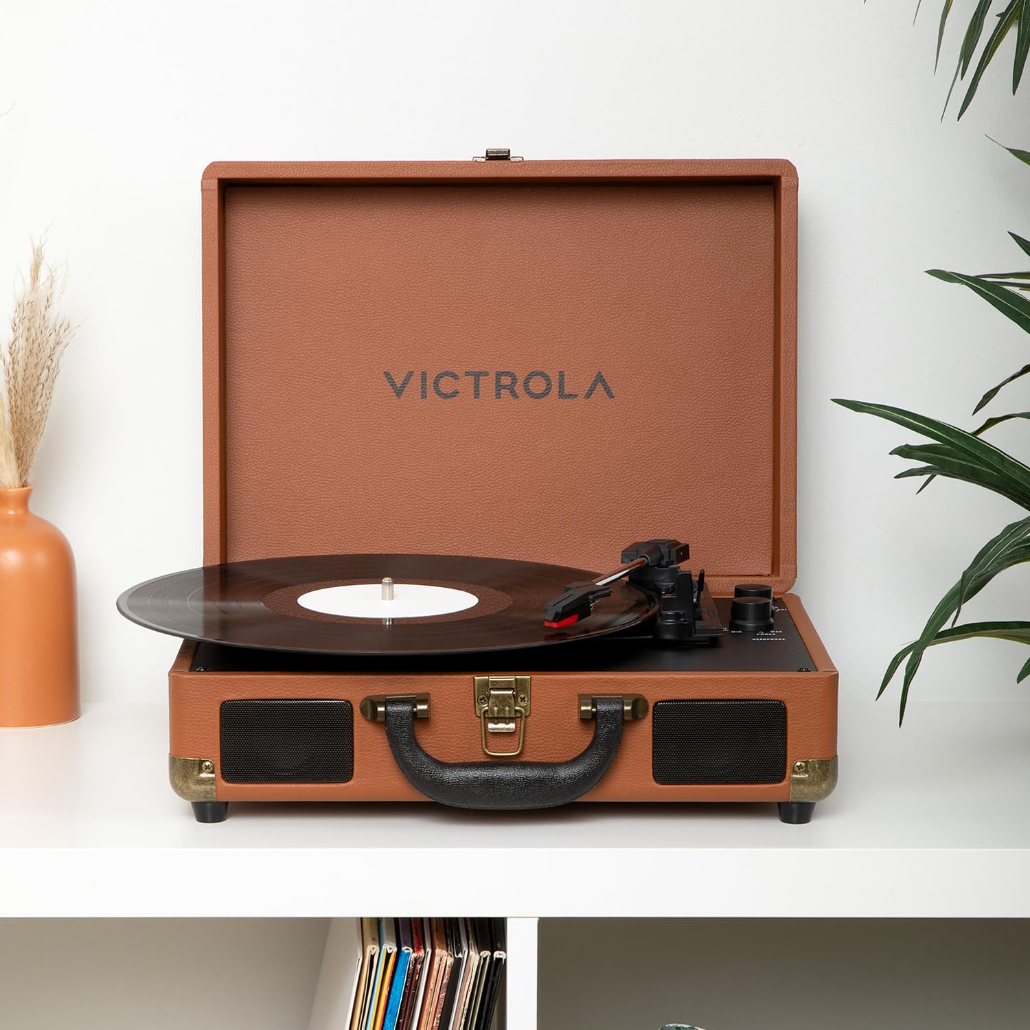 Victrola Journey II – Platine Vinyle Valise Portable Bluetooth – Haut-parleurs stéréo puissants intégrés avec Basses renforcées, Platine 3 Vitesses (33/45/78 TR/Min), Sorties RCA & Casque (Marron)