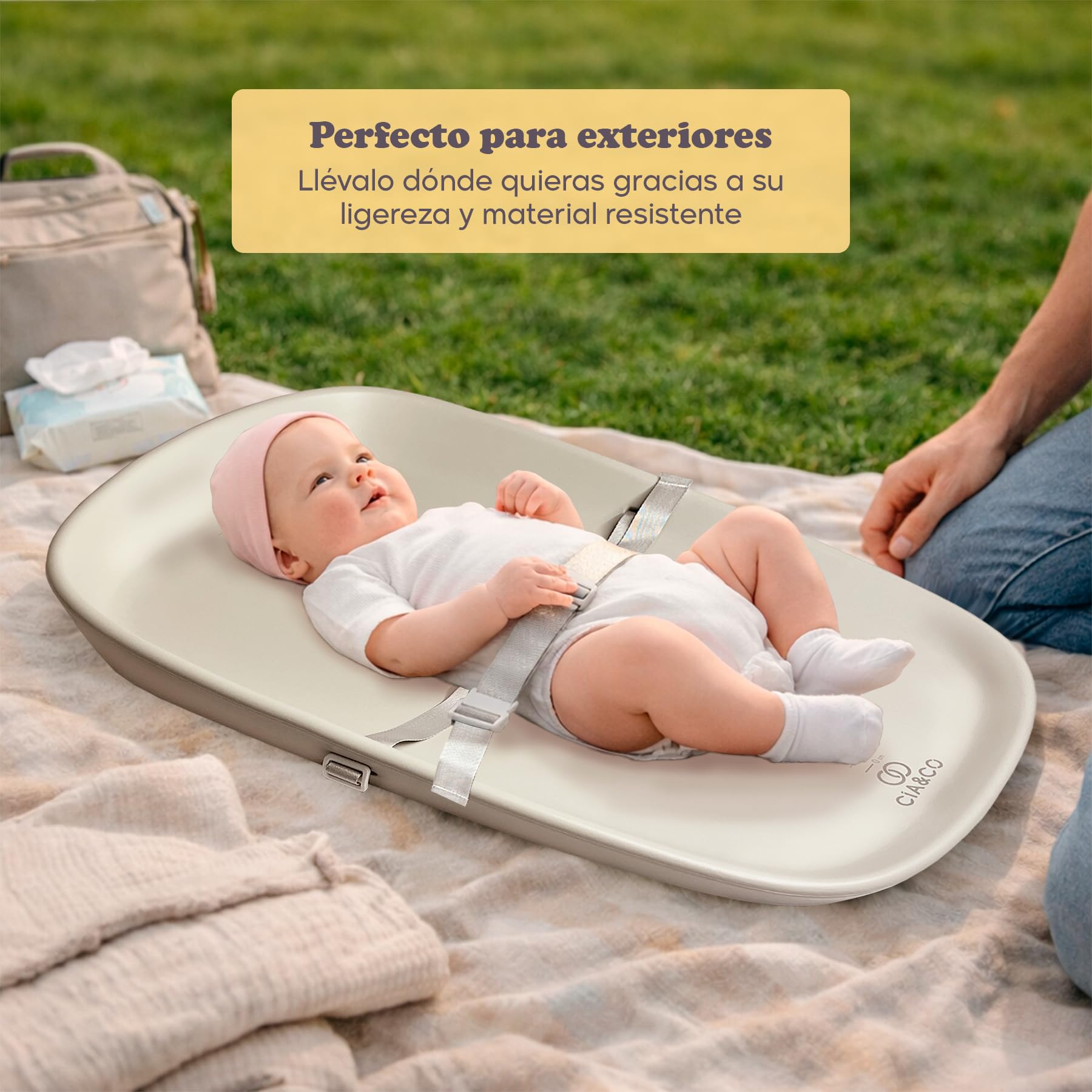 Cambiador Bebé 50x70 cm de Espuma PU Suave (No Rígido), Impermeable e Higiénico, Antideslizante, Bordes Elevados, Cinturón de Seguridad y Medidor Estatura, Portátil para Cómoda, Cama o Viaje (Beige)