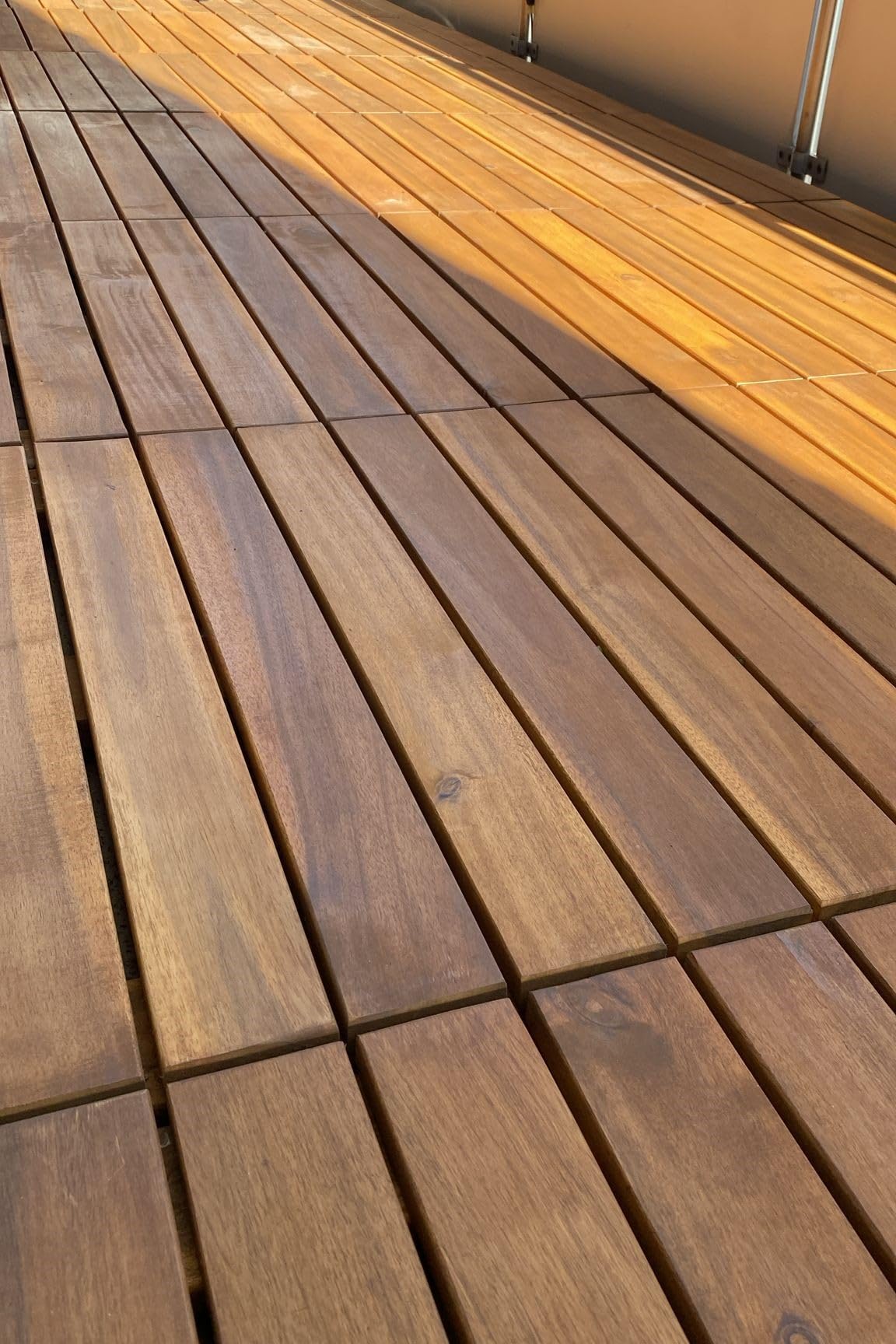 Terrassenfliese aus Akazie mit Verbindungssystem 2 Stück x 60 x 60 x 5,5 cm = 0,72 m² Farbe: Golden Teak Inkl. 2 Gummiverbinder 10 x 10 x 1,5 cm und 2 x 9 Gummifüße Holzfliese