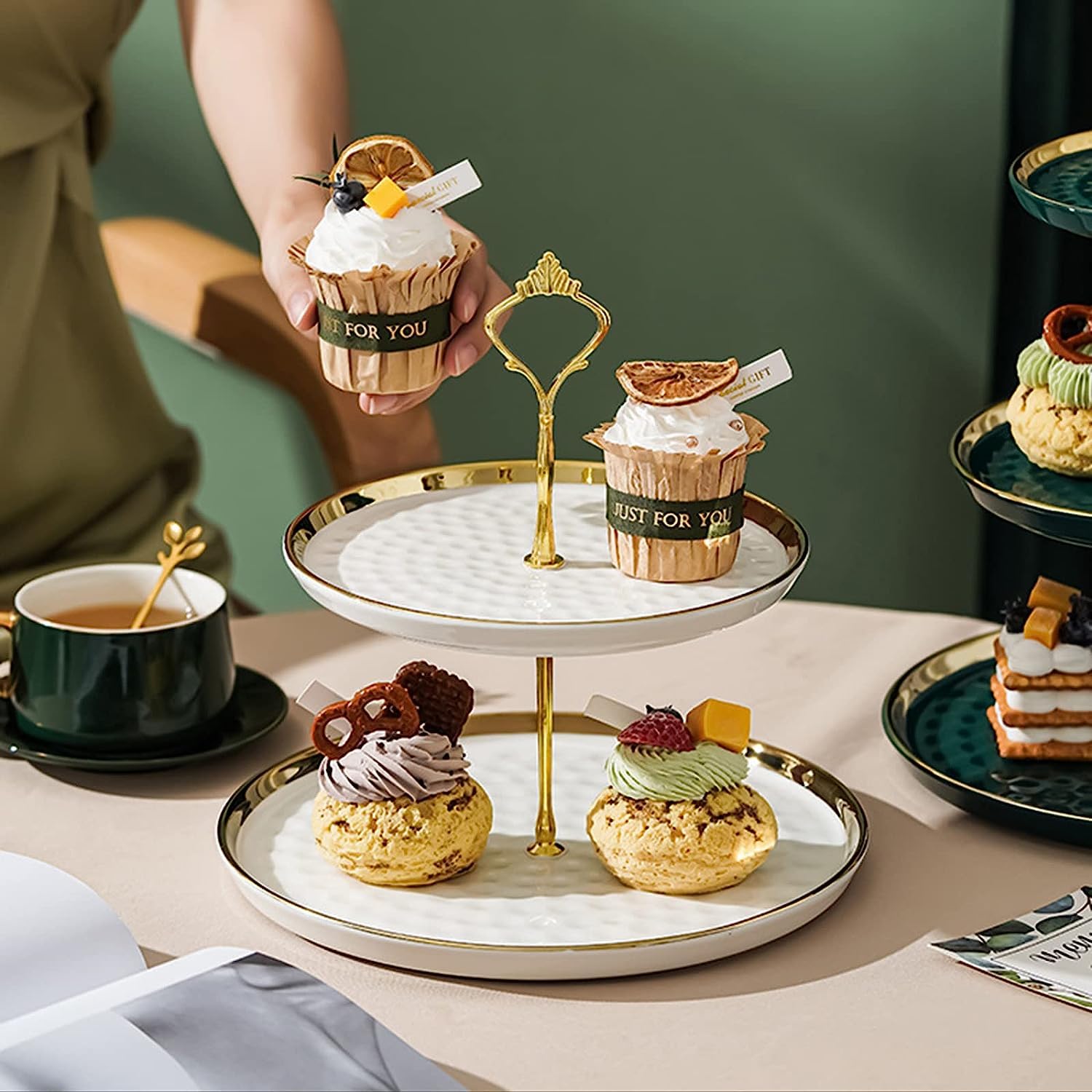 Set di 2 alzate rotonde in porcellana per cupcake a più livelli, piatti da dessert con asta dorata, 3 livelli e 2 ripiani per torte, vassoi da portata per feste, frutta, pasticceria (bianco)