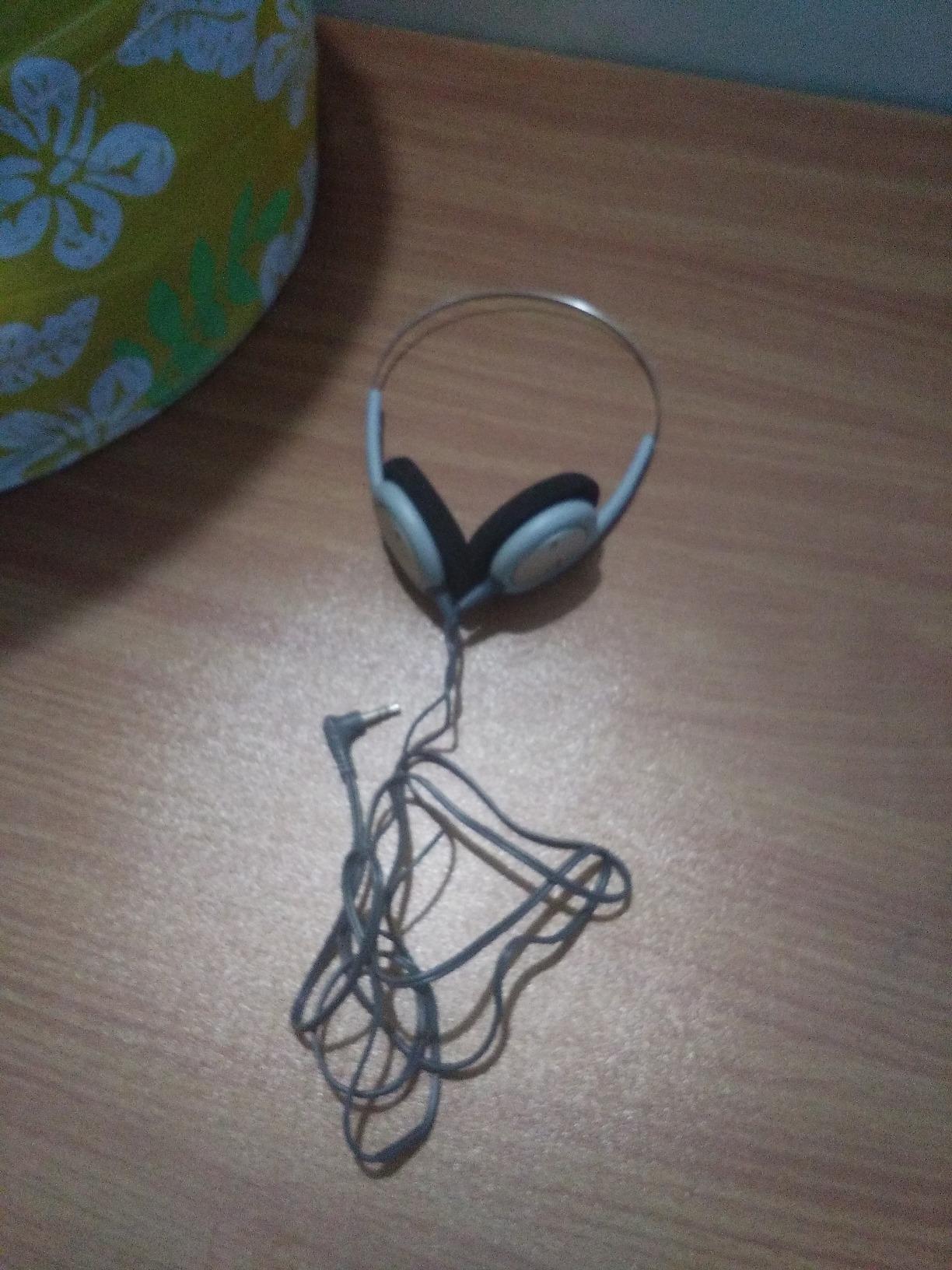 Philips SBCHL140/00 Wired On Ear Headphones with Mic (Black) Amazon