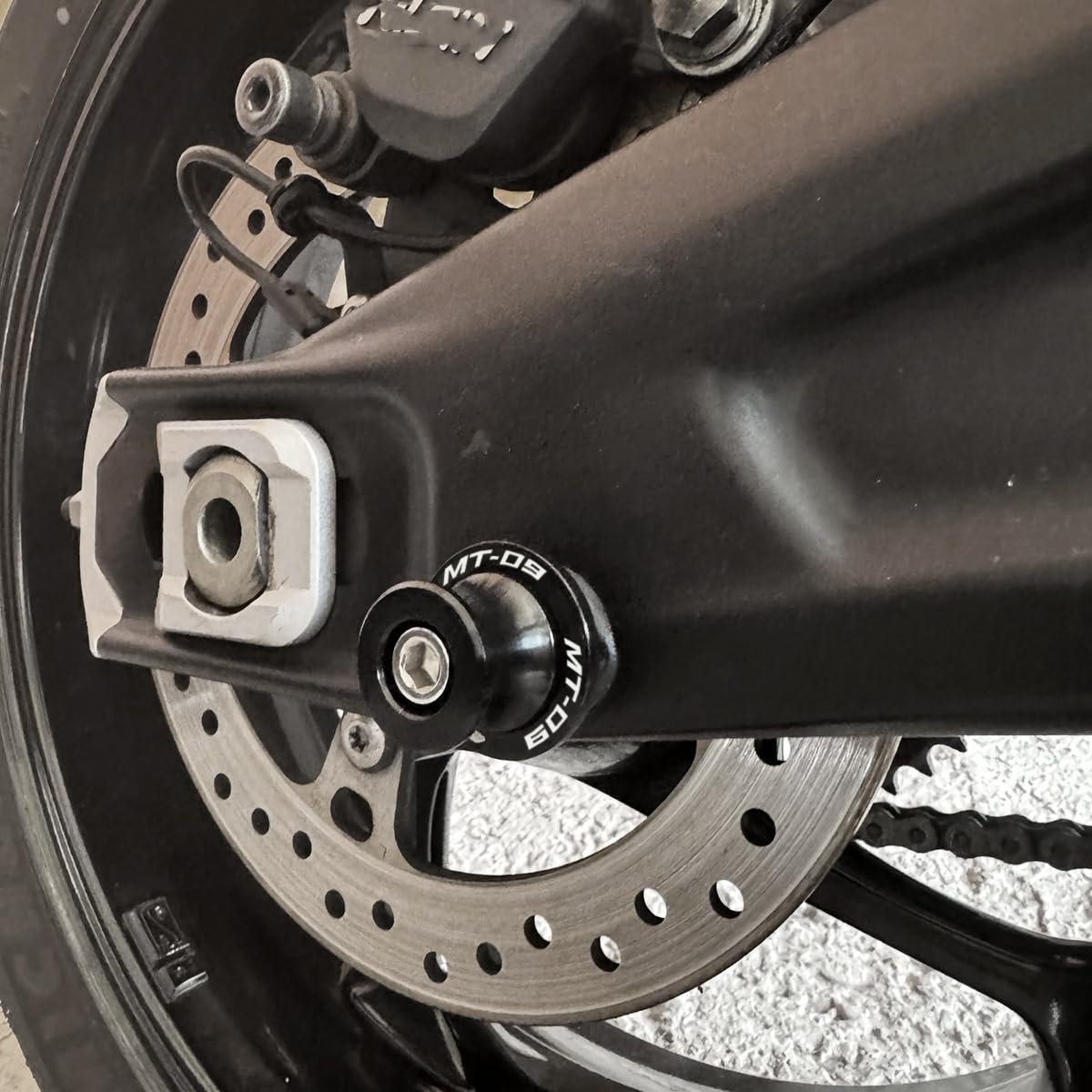Brazos oscilantes M6 para MT09 MT-09 Tracer 2014-2023 MT 09 SP 2025 2024 MT09 FZ09 Basculante de Deslizadores Tornillos del Soporte Diábolos Accesorios,carretes M6,Adaptador de oscilantes（Negro）