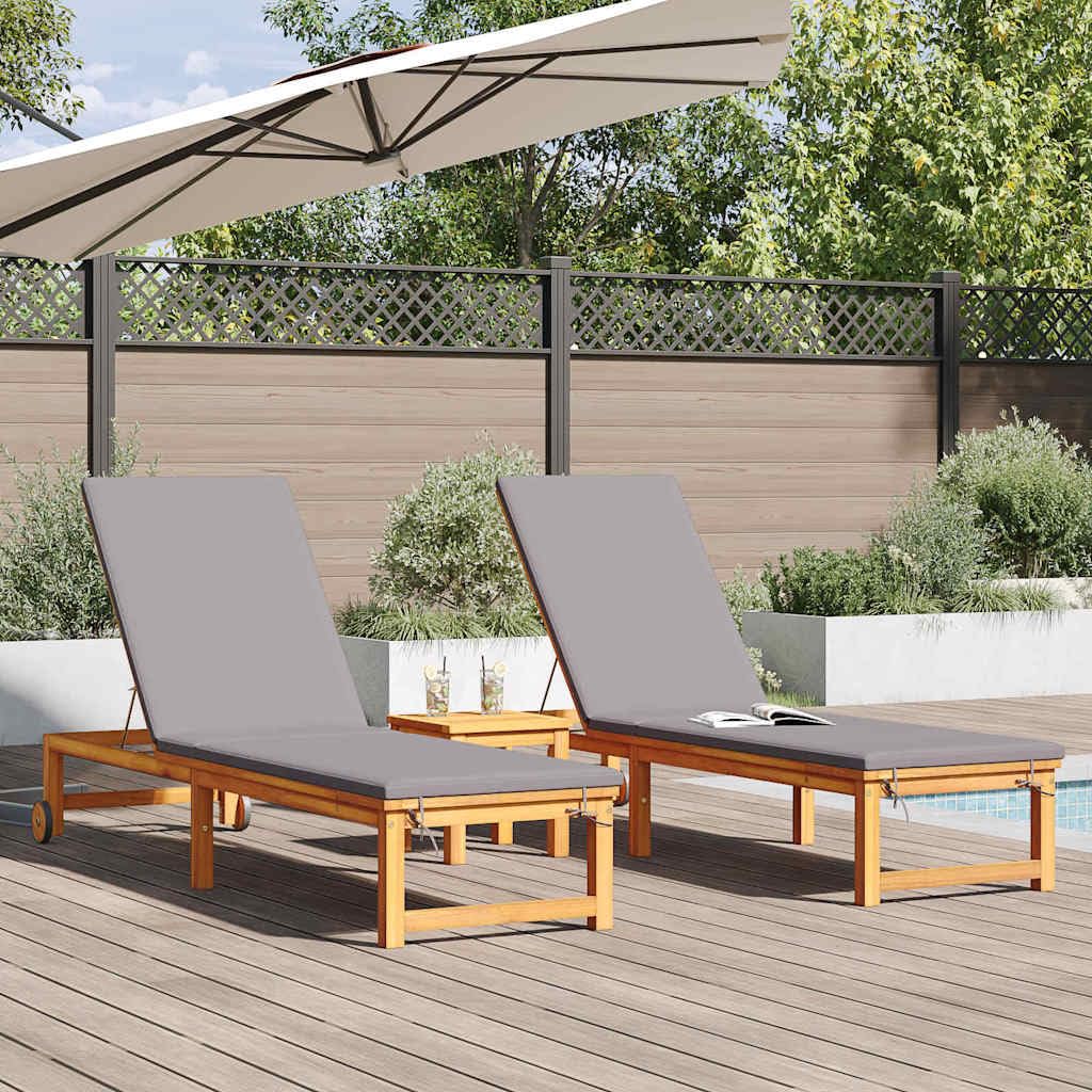 Set 3 Pz Lettini da Sole e Tavolino in Legno Massello di Acacia | Arredo relax da esterno per giardino e terrazza, con schienale reclinabile e pratico tavolino d'appoggio.