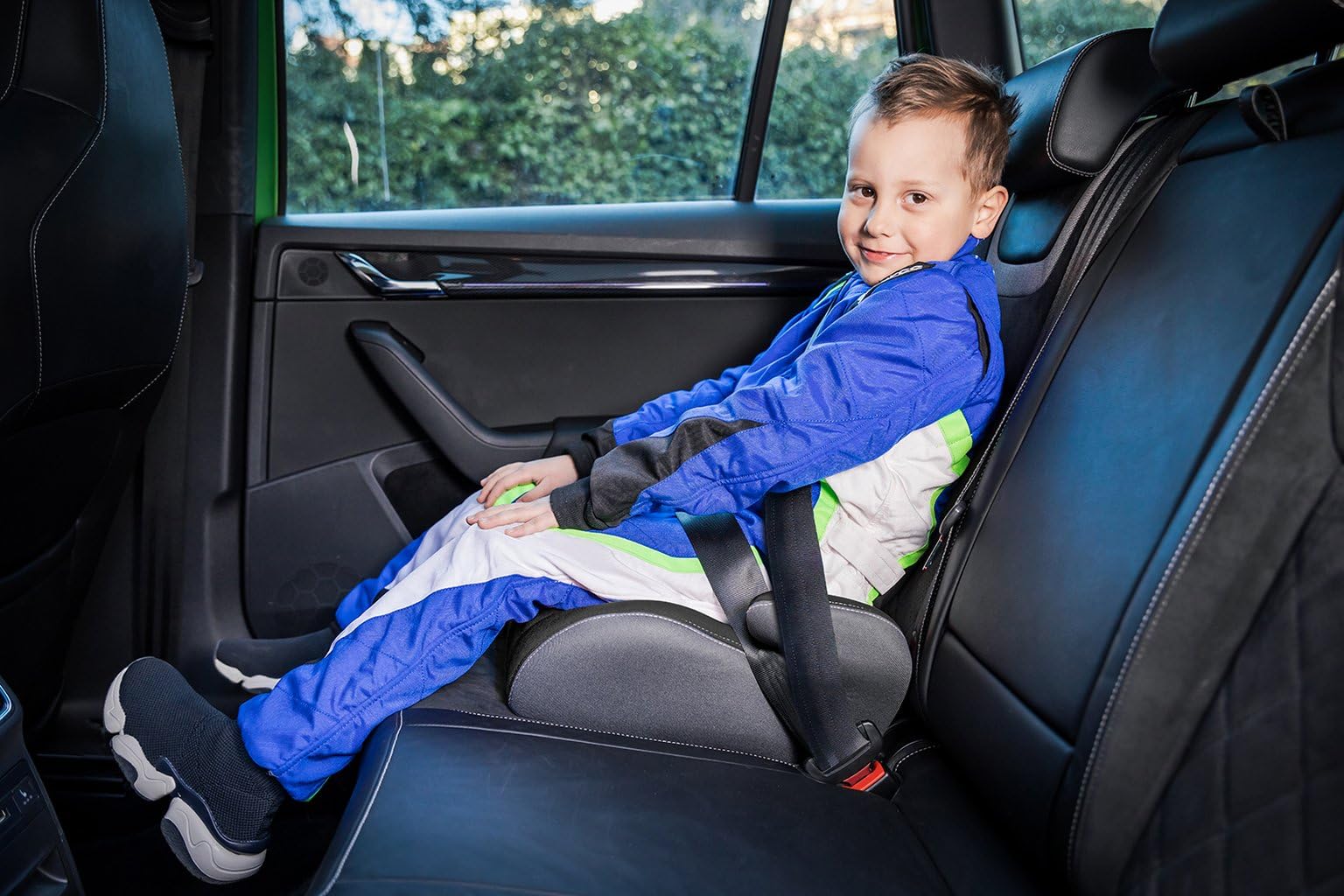 Sparco Alzador Infantil de Asiento de Coche Negro y Gris i-Size para Niños y Niñas. Homologado ECE R129/03 125-150 cm. Con funda lavable de 3 cm. Fabricado en ABS de Alta Resistencia