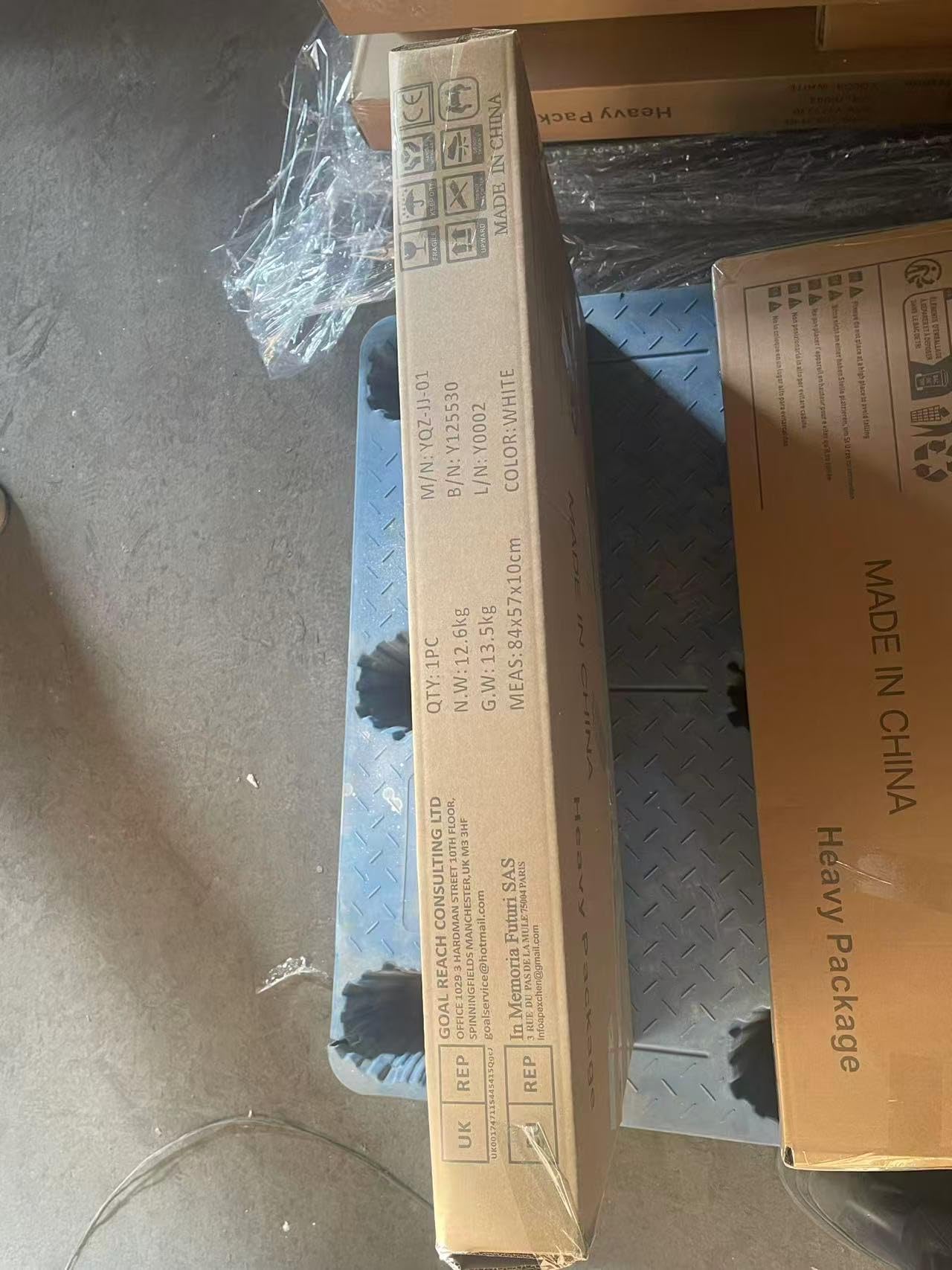 Stół gamingowy 120x50cm z ścianą perforowaną, gniazdkiem elektrycznym, małe biurko komputerowe z odwracalnymi półkami dla biurka narożnego w domowym biurze, biały