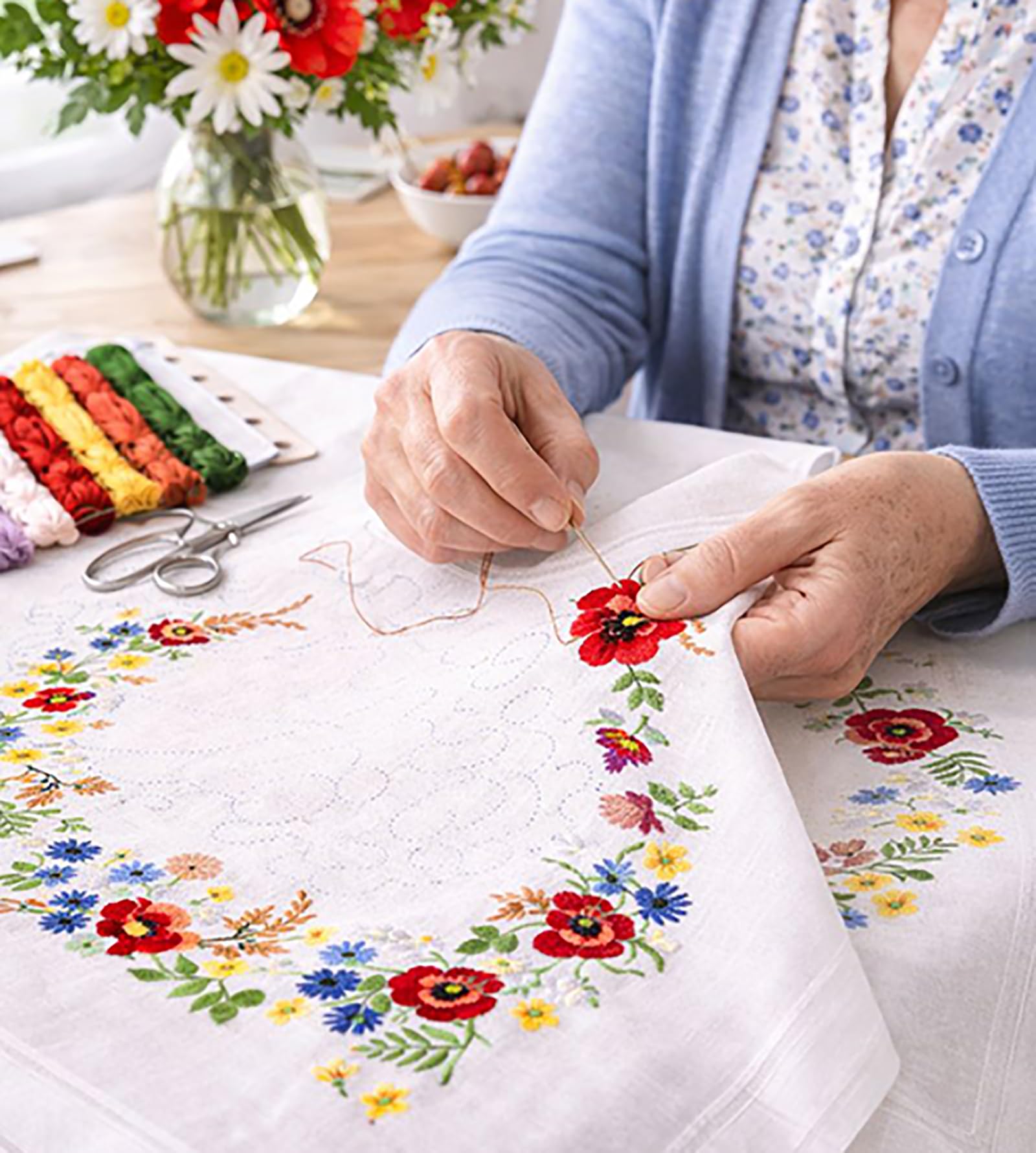 Pacchetto punto croce " Paradiso di fiori " con Papaveri e Fiordalisi - Tovaglia ricamata 85 cm x 85 cm con bordo con punto a giorno - punti predisegnati - Filo 100 % Cotone - di alta qualità - pronto per essere lavorato - Tovaglia 85 x 85 - lavoro al pun