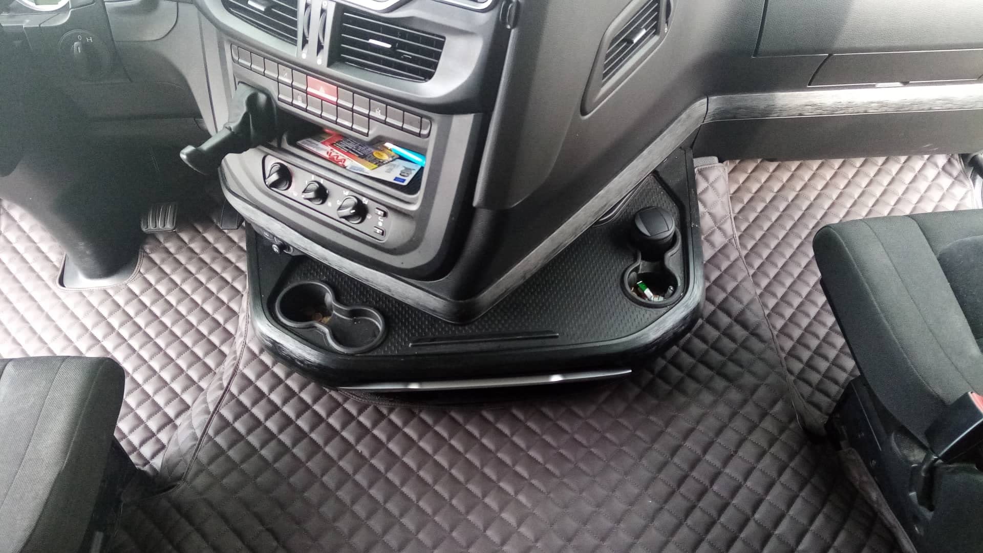 Set Di 3 Tappetini In Ecopelle Rossa Per Iveco S-Way (Guida A Sinistra) + Copertura Motore