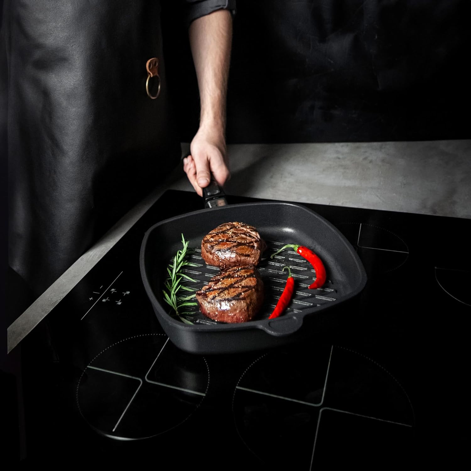 AMT Gastroguss The World´S [.] Square Frying pan with BBQ Rhombus Grill Base for induction, 28 x 28 cm, Height 5 cm, die-cast Aluminium, Lotan® Non-Stick Coating, AMZN-I-E285BBQ-US