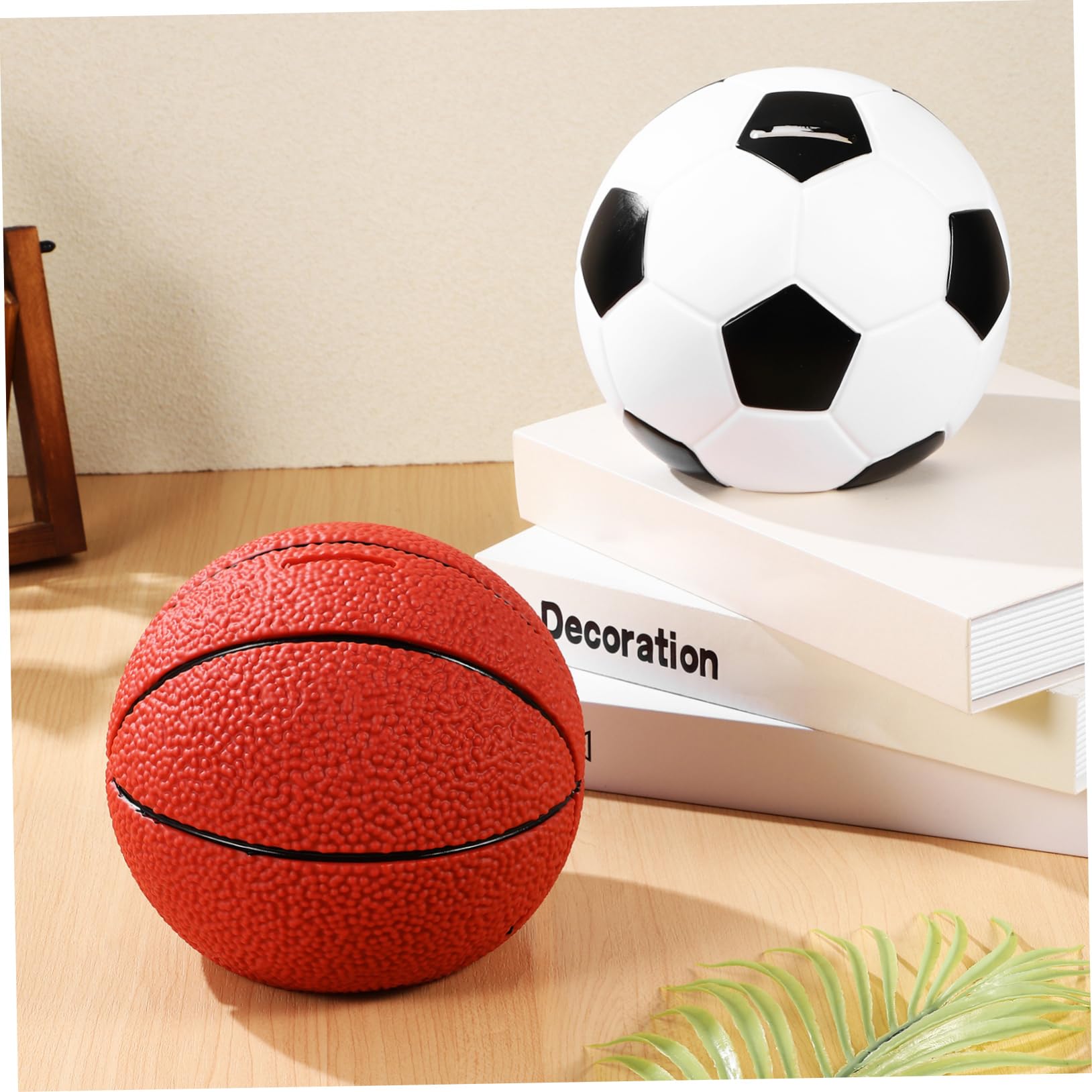 Salvadanaio Cartone 2 Pezzi Vinile Pallone Basket Calcio per Bambini | Regalo Compleanno, Decorazione Casa, Formato Piccolo Portatile, Due Modelli Sportivi, Stile Vivace