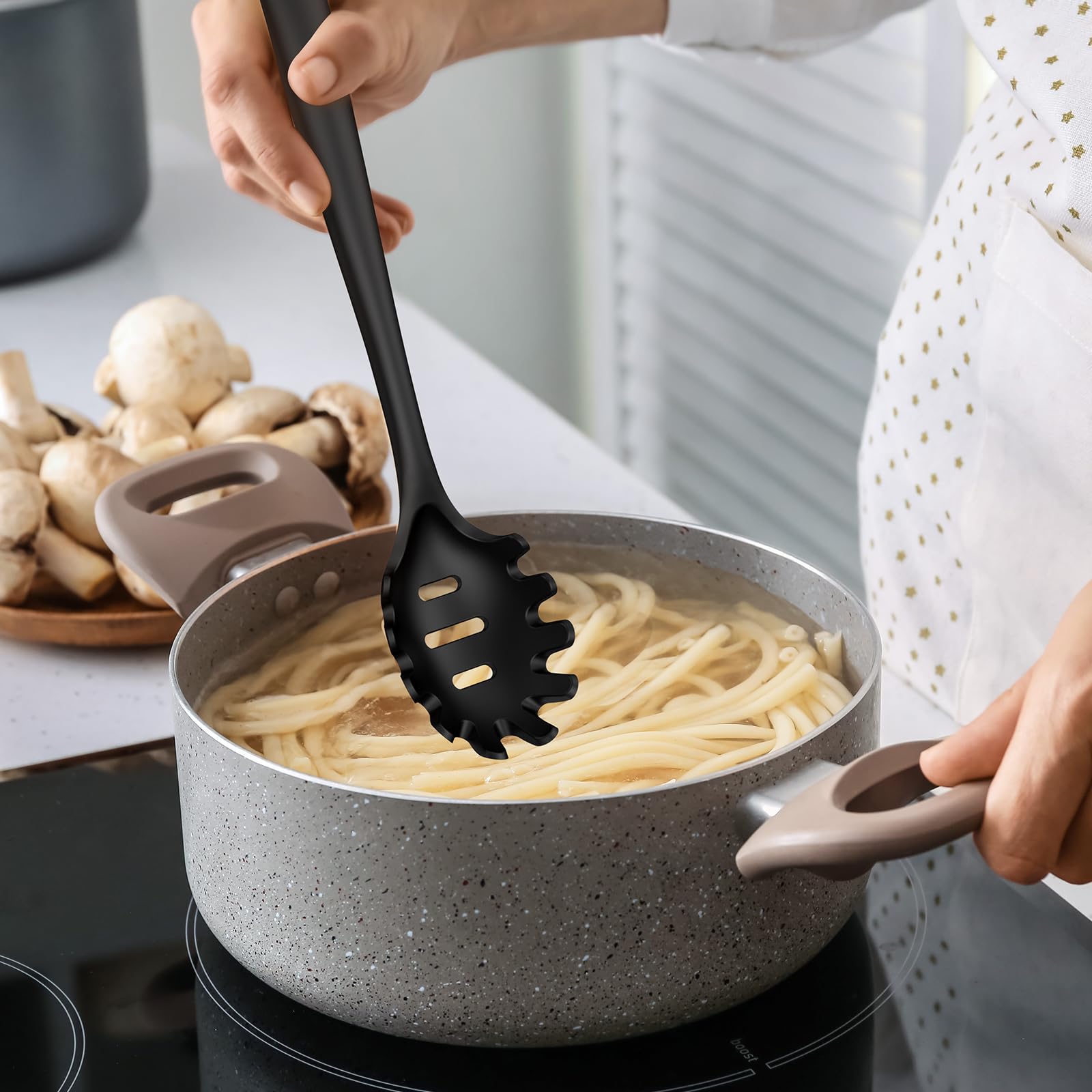 Set di utensili da cucina in silicone, resistenti al calore, spatola, cucchiaio, frusta, pinze, utensili da cucina per pentole antiaderenti, lavabili in lavastoviglie, senza BPA (nero)