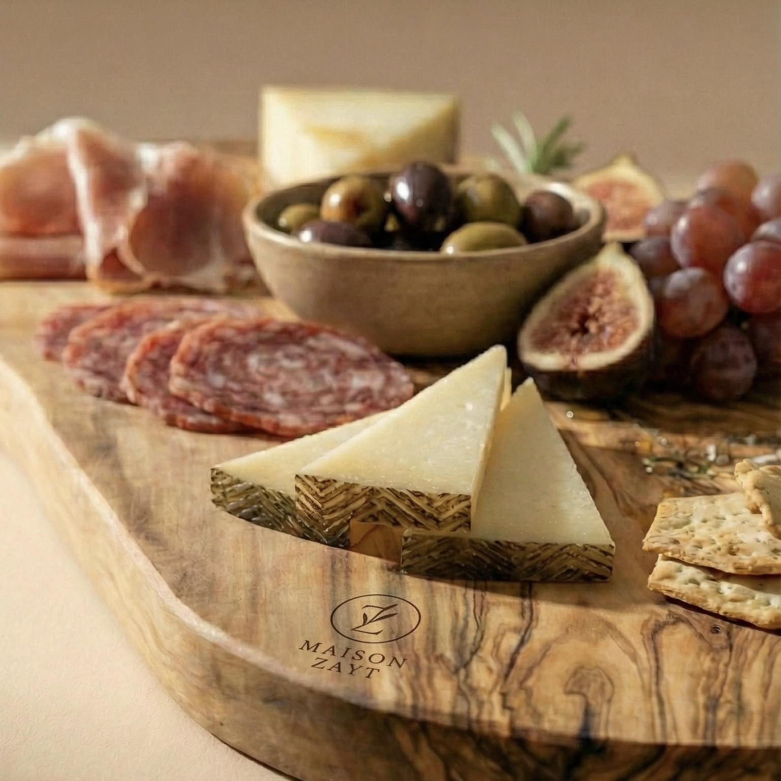 Planche de Présentation Apéritif en Bois d'Olivier Massif - Plateau Charcuterie Fromage Tapas 40cm - Design Live Edge Bord Naturel - Artisanat Tunisien - Idée Cadeau Originale