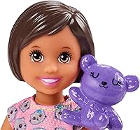Vista 2 de Barbie Skipper Babysitters Inc. - Juego para dormir con muñeca pequeña, tienda de campaña y saco de dormir