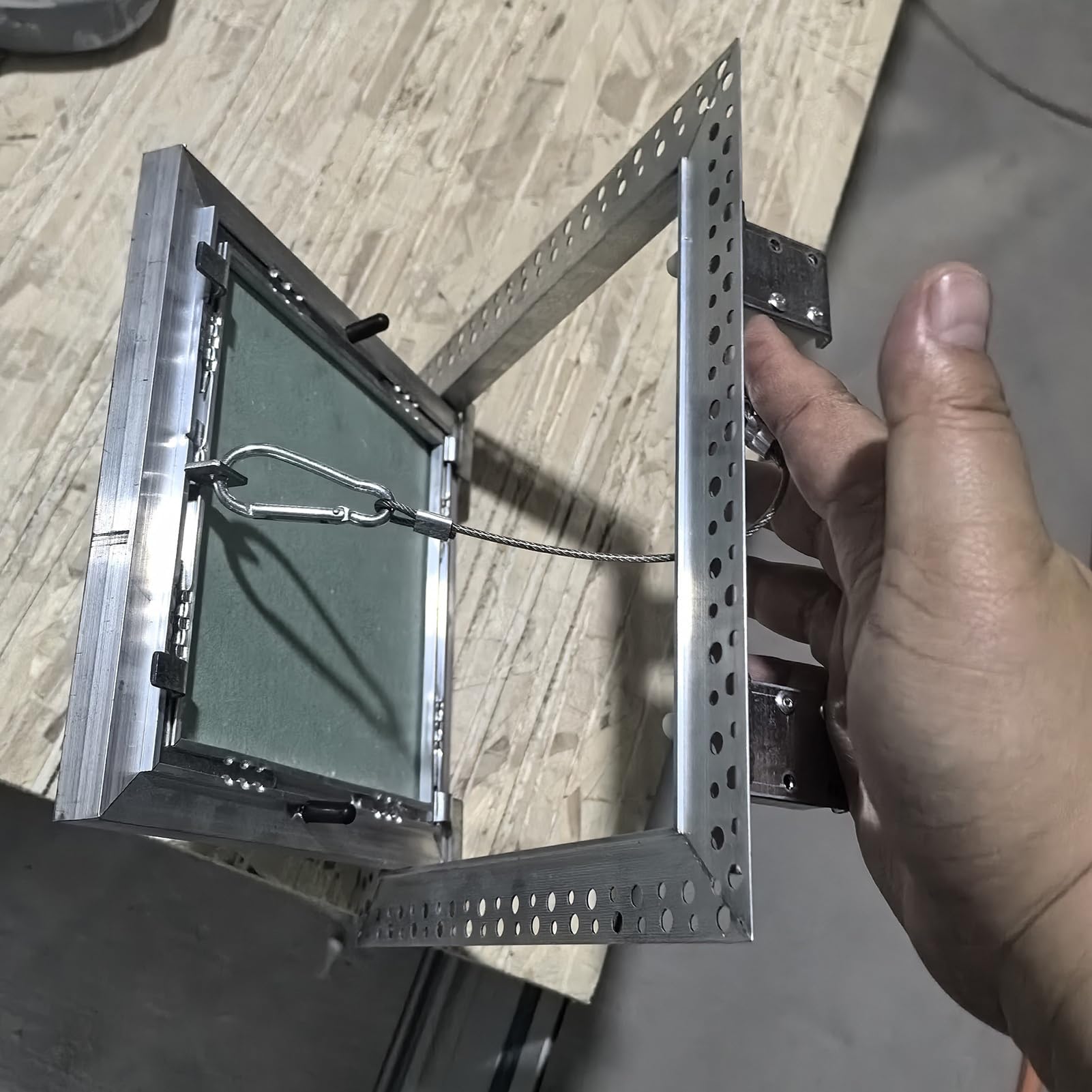 Panel de acceso desmontable para paneles de yeso con marco de aluminio
