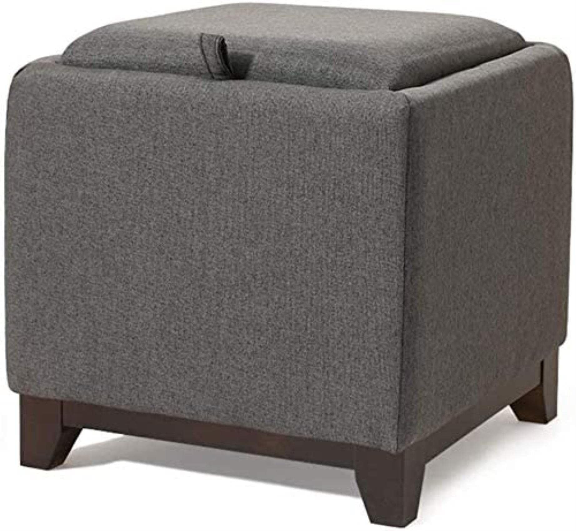 Tabouret en bois massif rembourré pour un salon chaleureux et bien ordonné