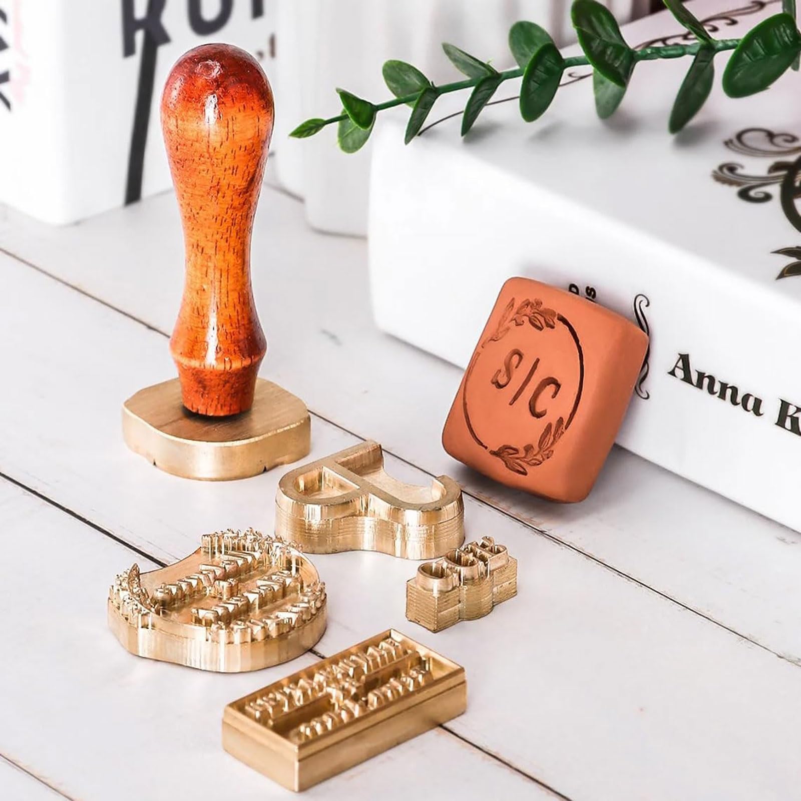 Sello de cerámica con inicial personalizado, sello de arcilla de latón personalizado con mango de madera y logotipo de monograma for cerámica, cera y jabón. Sello hecho a mano(2.5Inches)