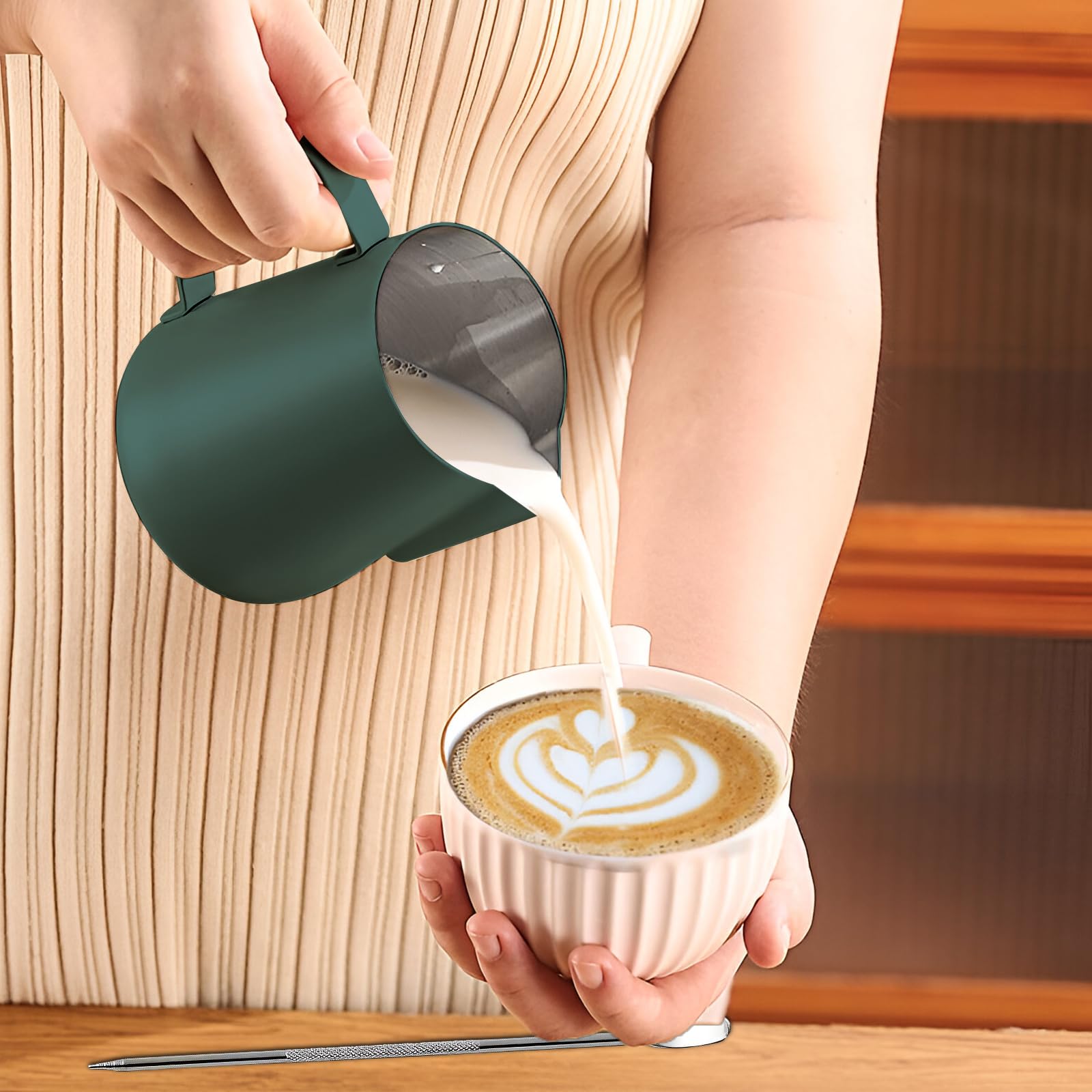 Tianher Melkkannetje van roestvrij staal, 350 ml, opschuimer, kan met barista-pen, maatmarkering voor cappuccino en latte (zwart