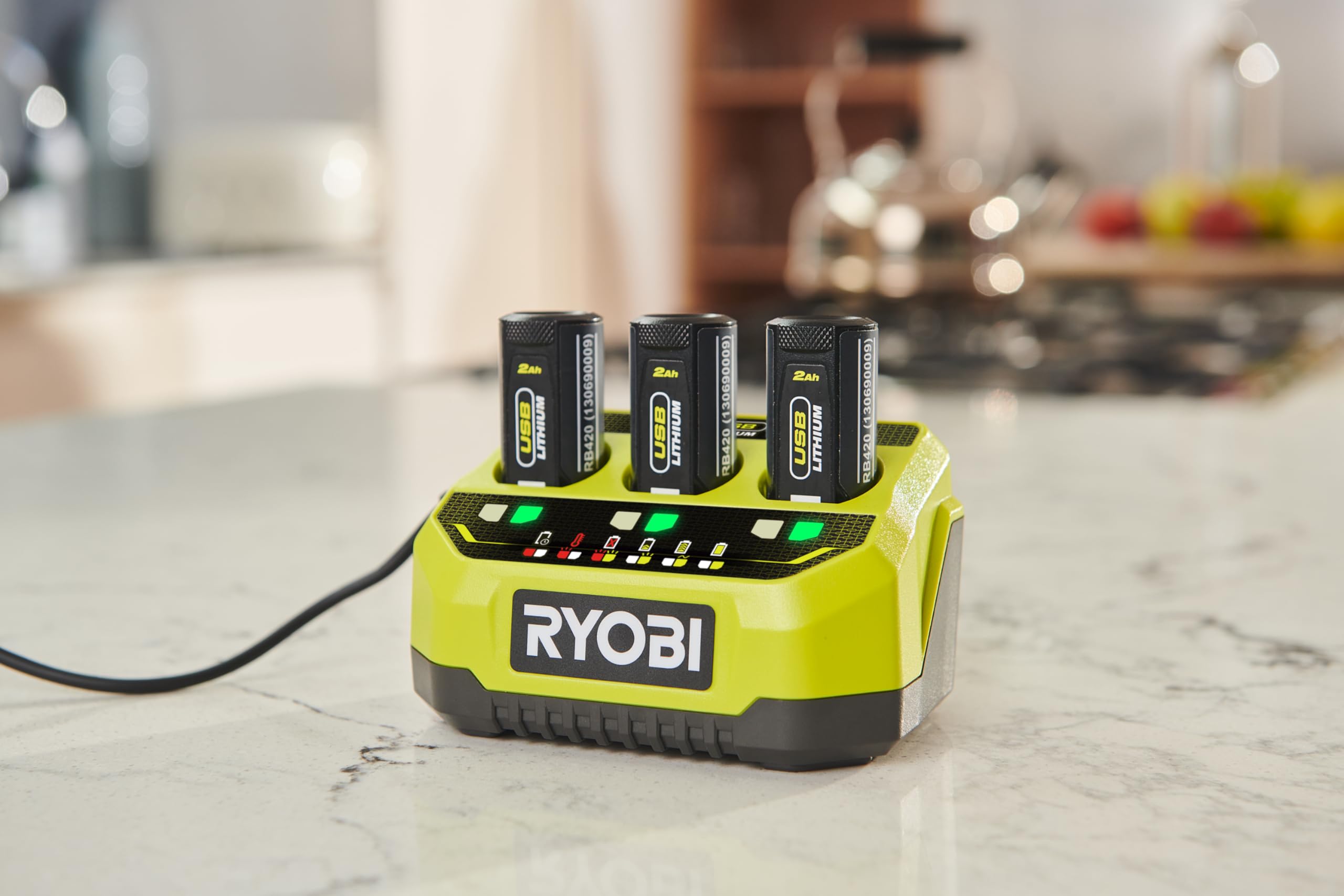 Ryobi Caricabatterie Originale USB Lithium 4V a 3 Porte Sequenziali, Ricarica Batterie 4V, Indicatori LED Stato Carica, Compatibile con Gamma Ryobi USB Lithium, RC43P