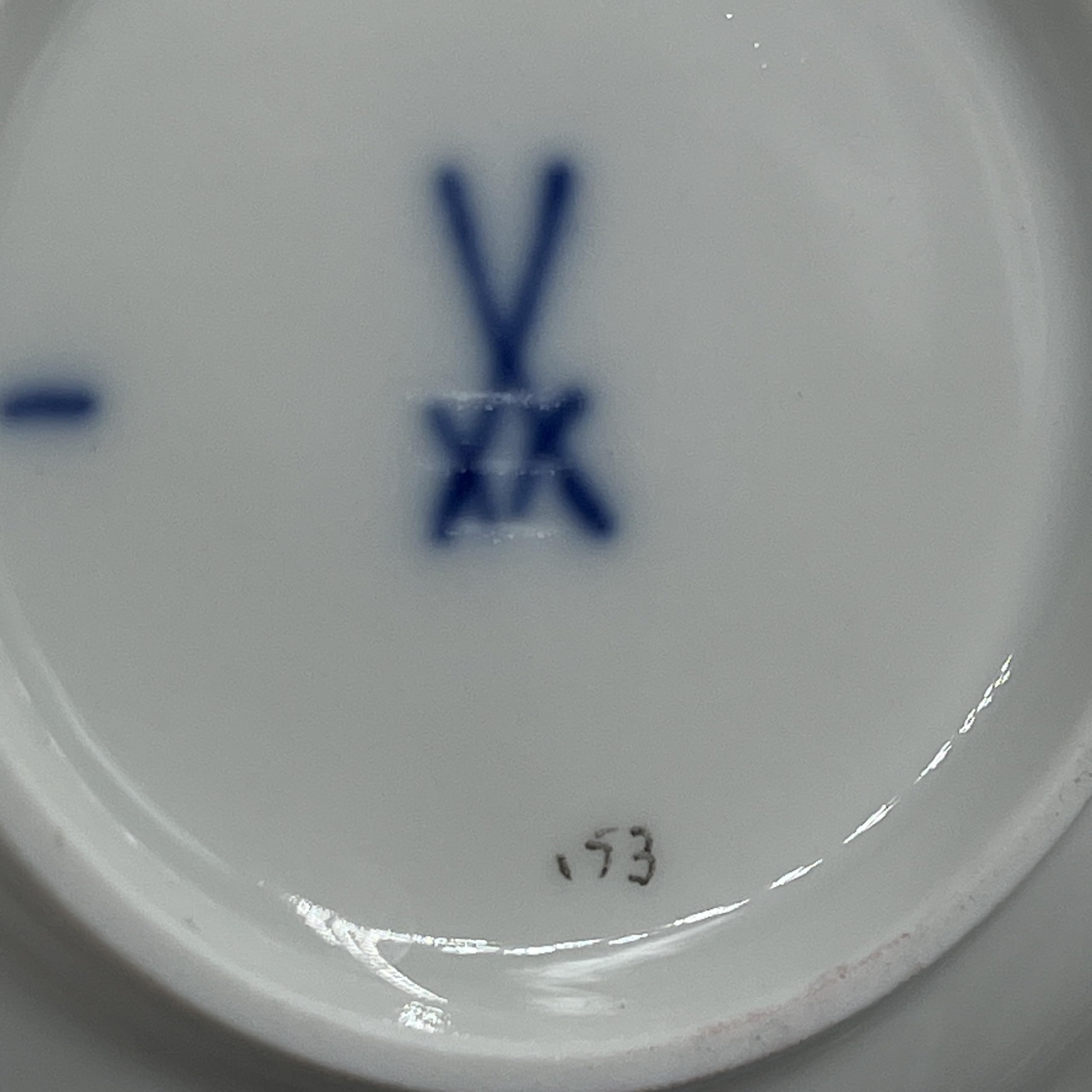 Generisch Sucrier en porcelaine motif feuilles de vigne avec couvercle avec bord blanc fabriqué et peint à la main en Meissen 5 cm de haut et 8 cm de large