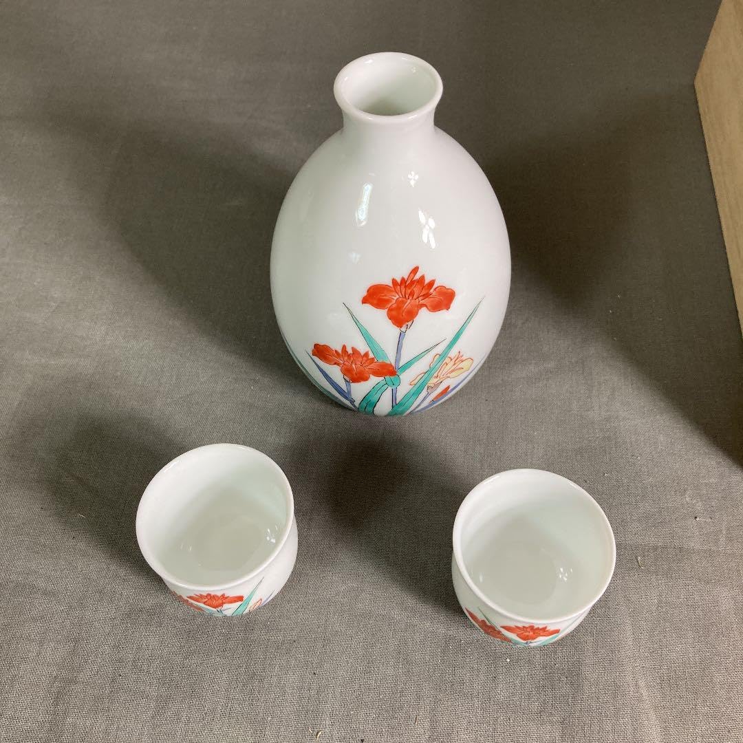 【柿右衛門】赤絵の伝統　名窯　人間国宝　十四代酒井田柿右衛門作　錦牡丹文　花瓶 Amazon.co.jp: 柿右衛門 赤絵の伝統 人間国宝 十四代酒井田柿右