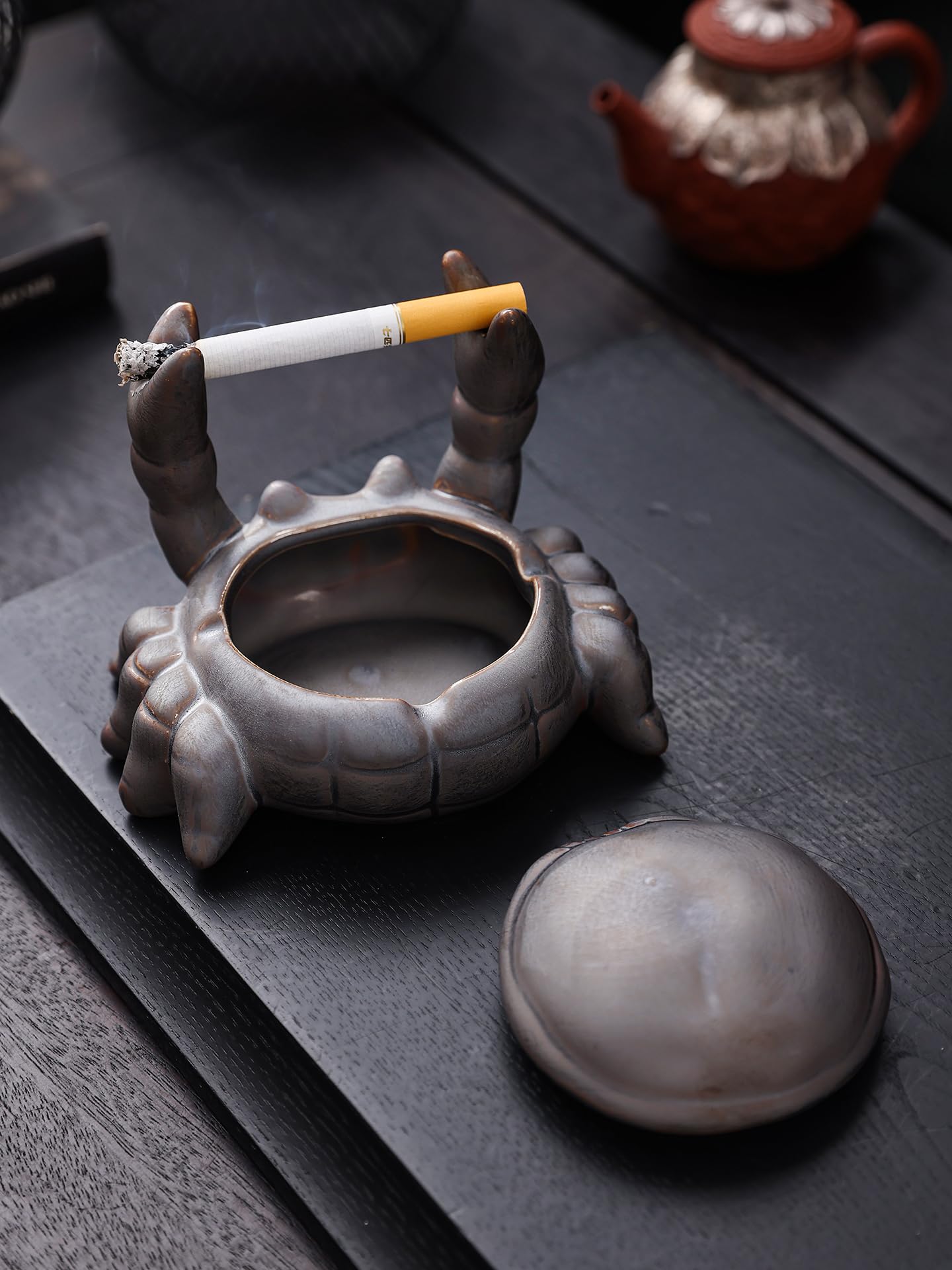 Crab Ceramic Ashtray with Lid, Funny Ash Tray for Desk Decor, Windproof Cute Ashtrays Cigar Cigarette Holder & Pen Stand Outdoor/Indoor, Ash Holder for Smokers, Patio, Parties, Home, Office, Accessory