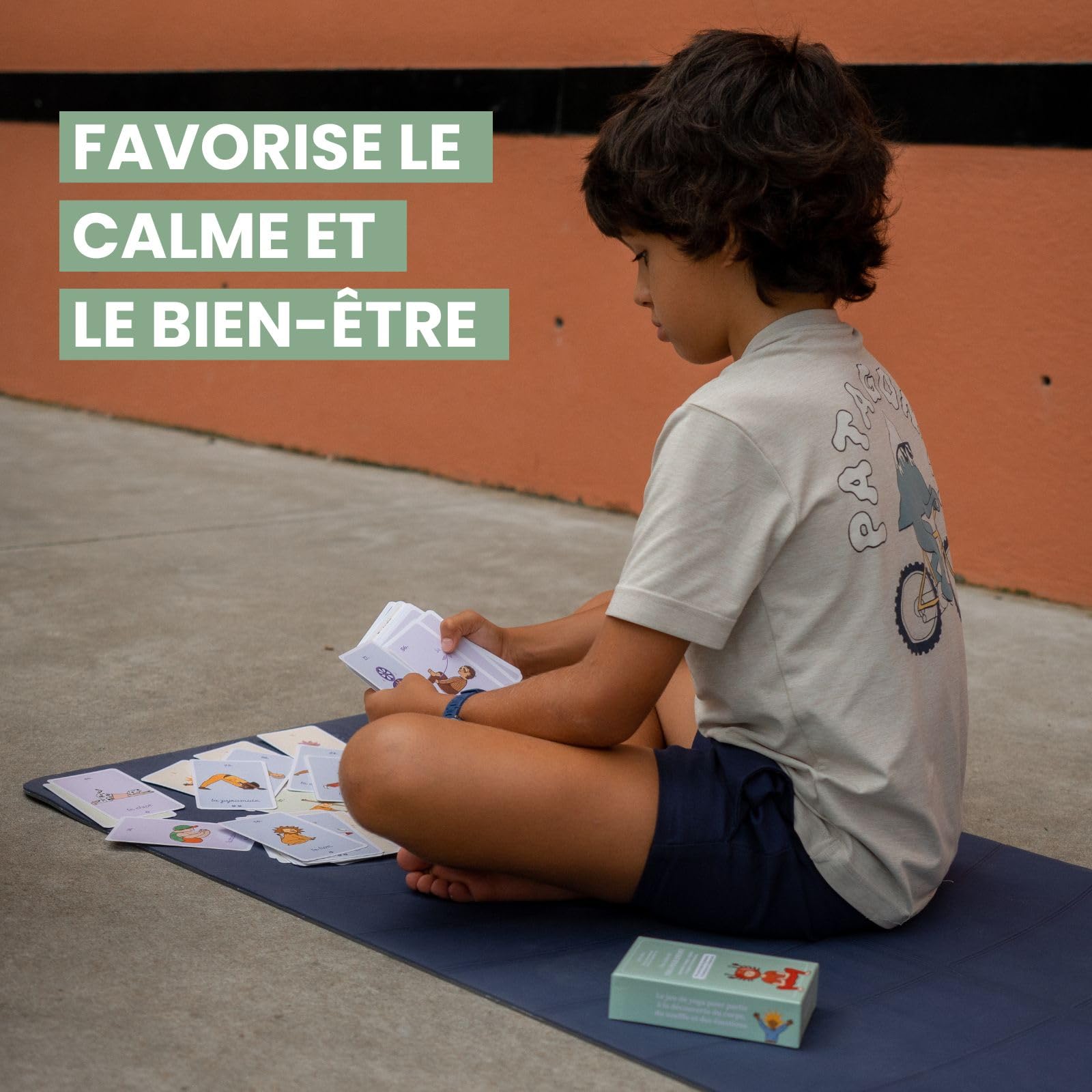 YogAsana Yoga Niño 75 Cartas - Estuche divertido y educativo de Tarjetas de Yoga y Emociones + 5 Historias - Tarjeta Yoga Infantil - Desarrollo motricidad, Confianza, Imaginación y calma