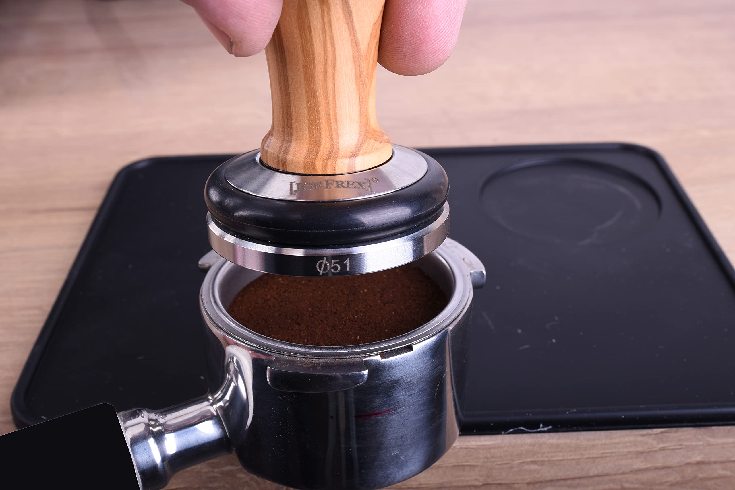 [JOEFREX] Bodenloser Siebträger 51mm für Delonghi Dedica EC680, EC685 & EC885 - portafilter 51mm aus Walnussholz und Edelstahl - Qualitäts Kaffeezubehör by