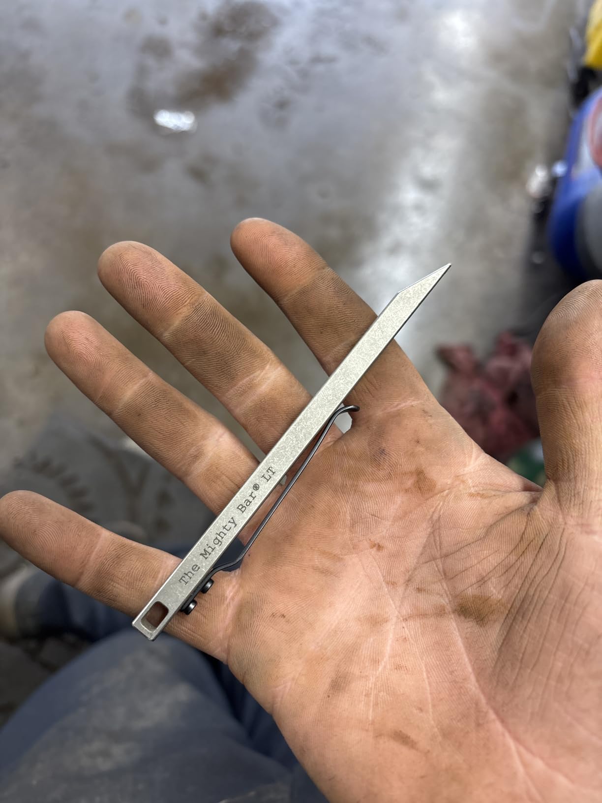 The Mighty Bar LT, Long Titanium Edition Pry Bar Tool, kieszonkowy klips ze stali nierdzewnej do EDC wyprodukowany przez Gear Spool