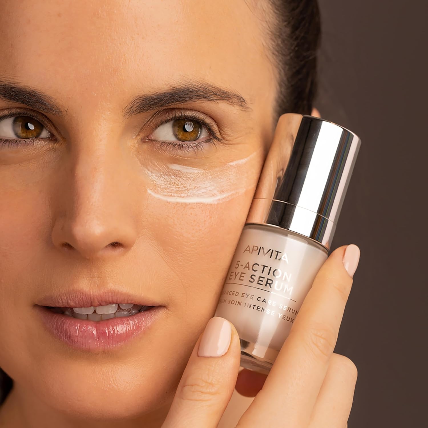 Apivita 5 Actions Sérum Soin Intensif Yeux 15ml - Enrichi en propolis et lys blanc - Combat les cernes, les poches sous les yeux, les ridules autour des yeux, les signes de fatigue