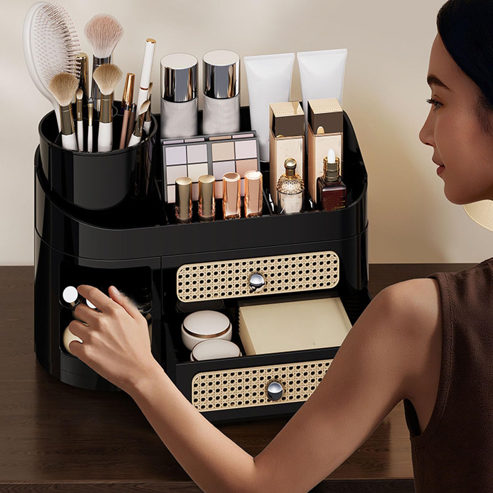 Asixxsix Organizer per Trucco da Scrivania in Rattan, con 2 Cassetti e Scomparti Multistrato per Cosmetici Cura della Pelle Vanity Bagno Controsoffitto Home Office (BLACK)