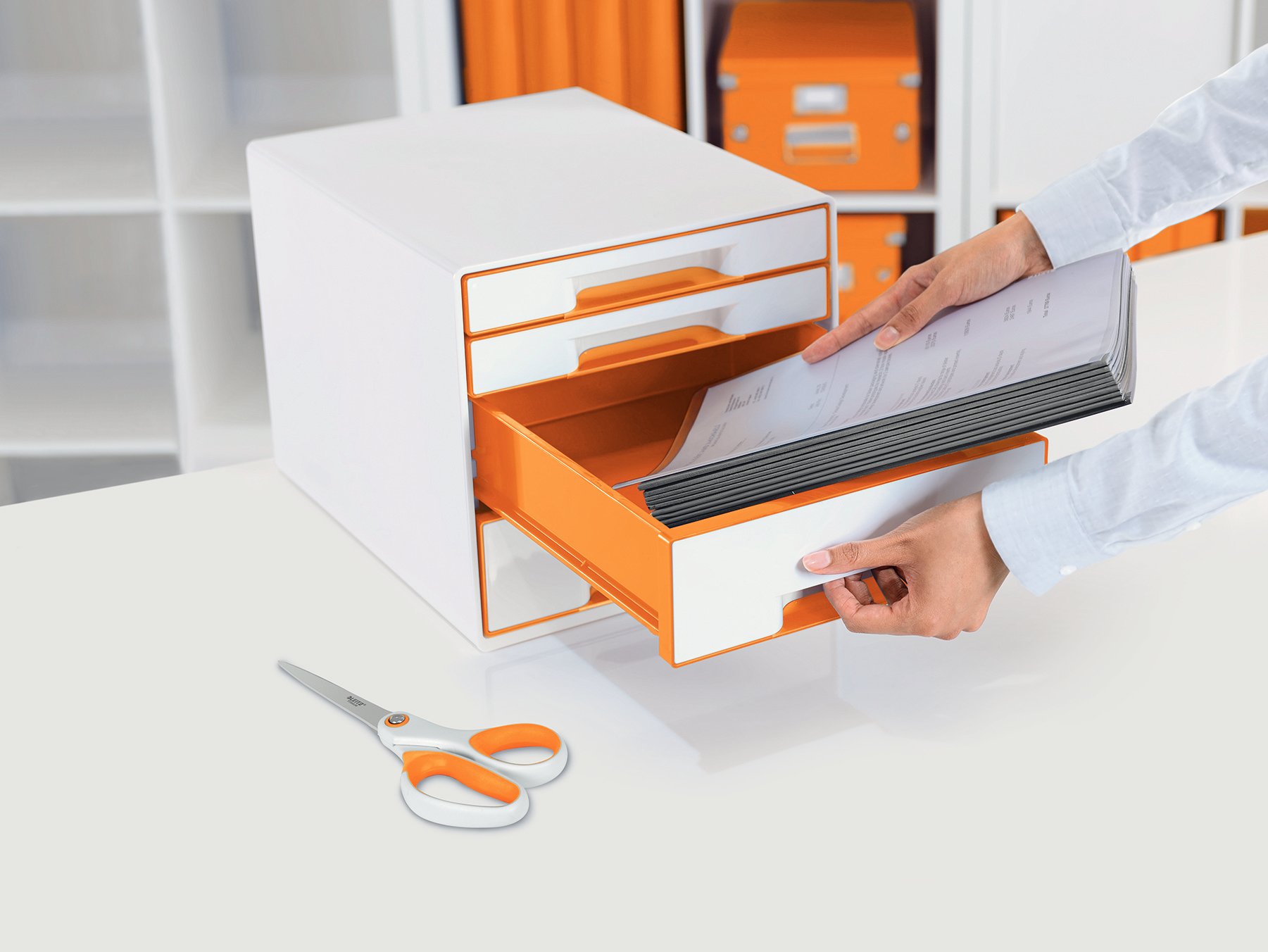Leitz Forbici in Titanio, Utilizzabili con Mano Destra e Sinistra (Ambidestre), 6.7 x 1.5 x 15 cm, Cancelleria per Ufficio, Impugnature Ergonomiche, Gamma WOW, Arancione