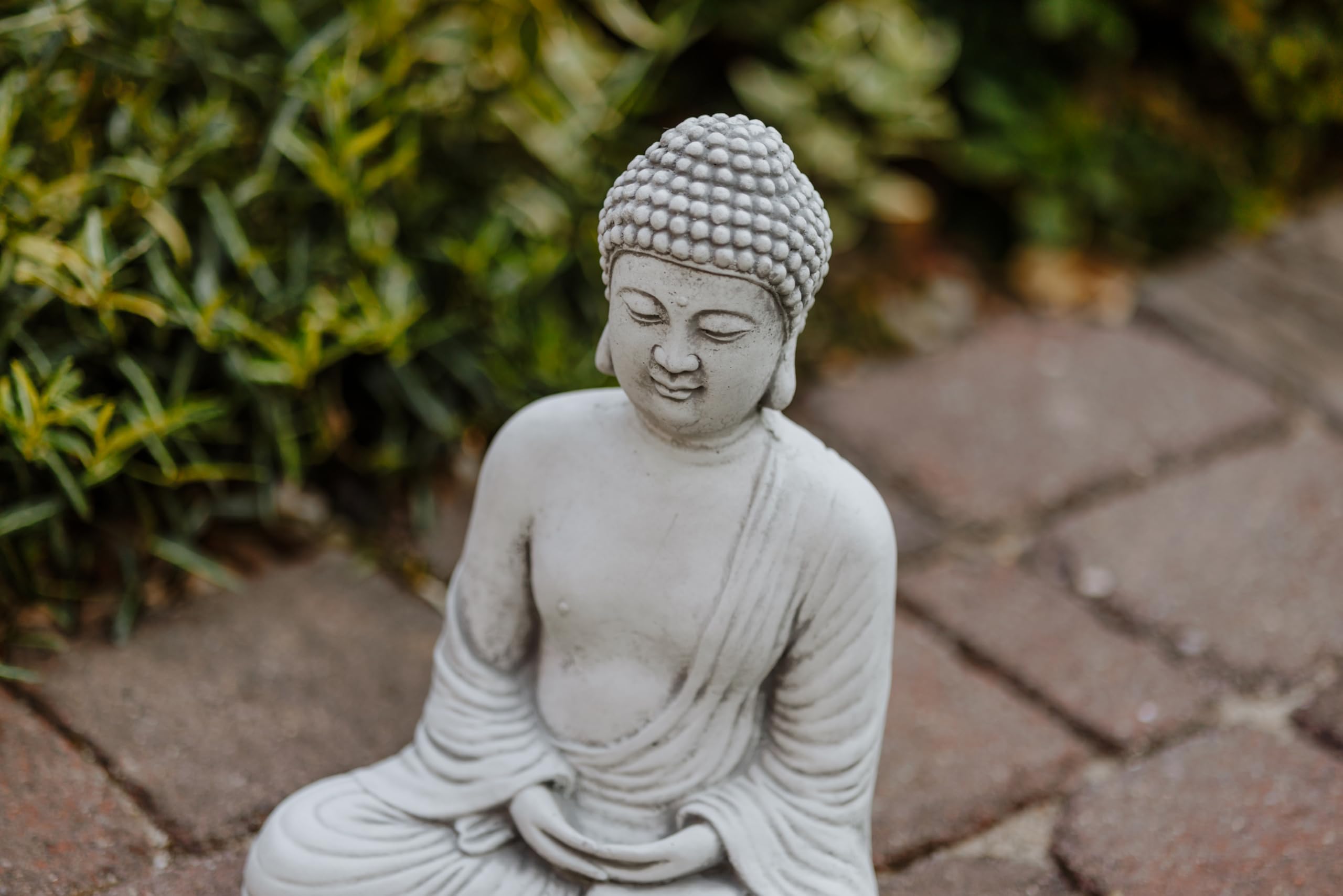 gartendekoparadies.de Buddha in meditazione profonda, statuetta in pietra, altezza 30 cm, 6 kg, grigio, resistente al gelo in pietra per esterni