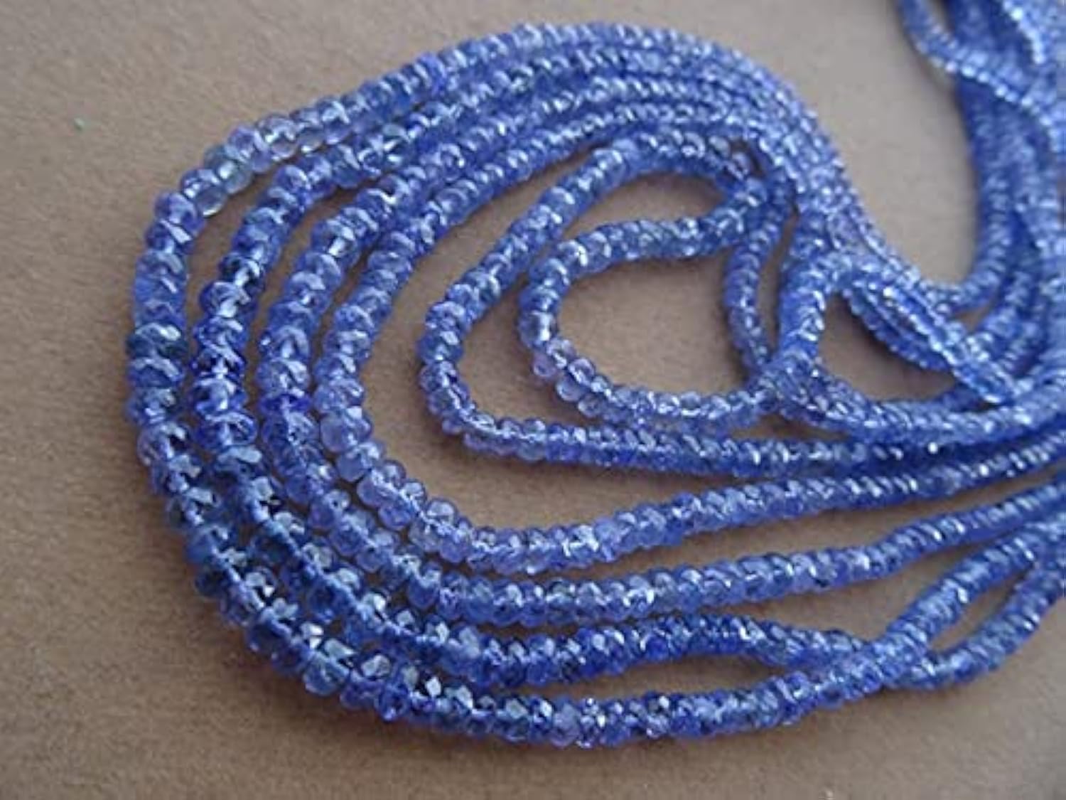 Tanzanite en fil de perles rondelles facettées pour créer un bijou personnalisé chargé d'histoire
