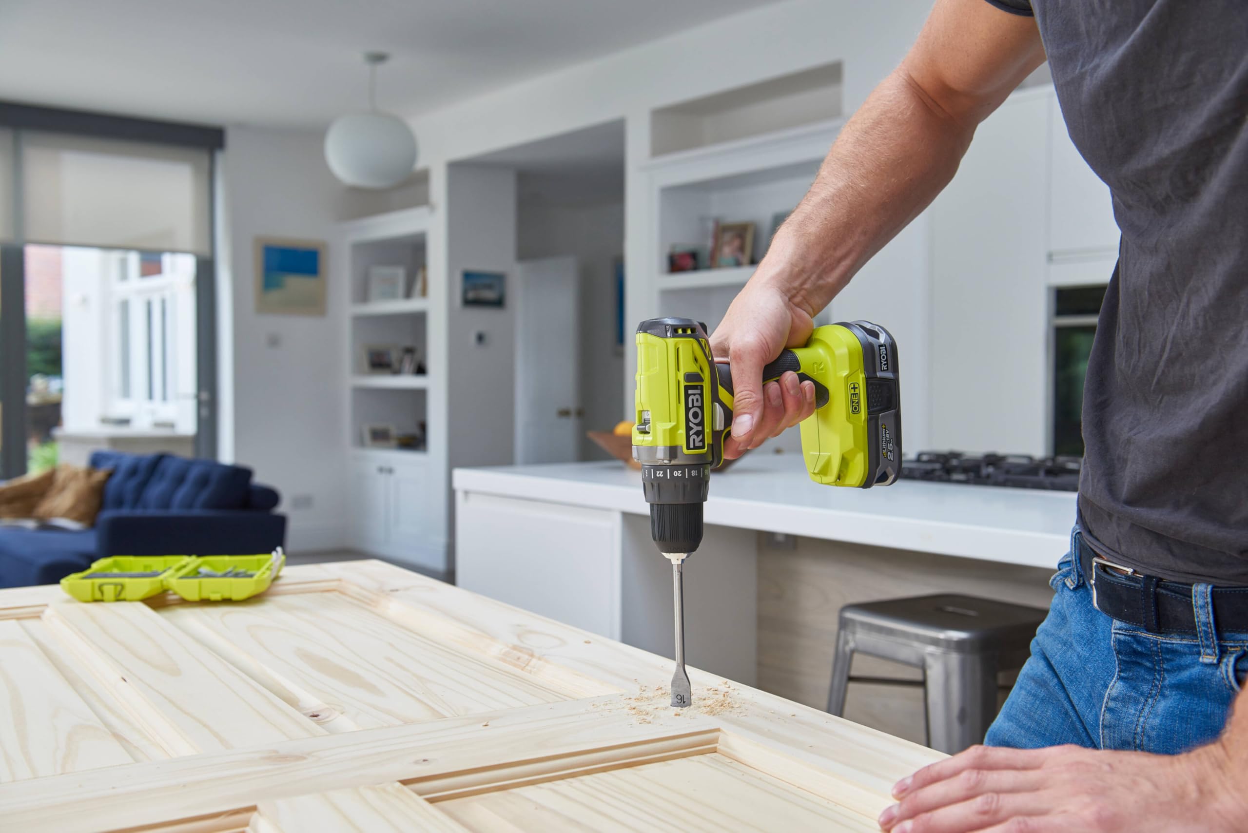 Image secondaire de Perceuse-visseuse sans fil RYOBI 18V ONE+ avec 2 batteries lithium