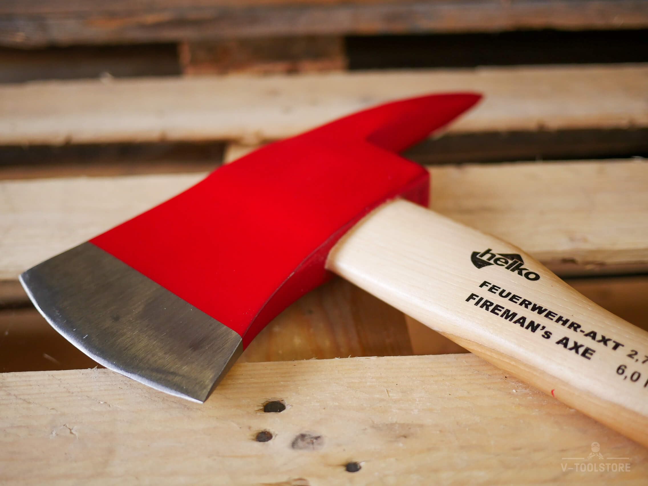 Helko Feuerwehraxt | Internationales Modell | 90 cm | 2,7 kg | Hickory-Stiel | Inklusive Schneidenschutz | Robuste Axt für den professionellen Einsatz