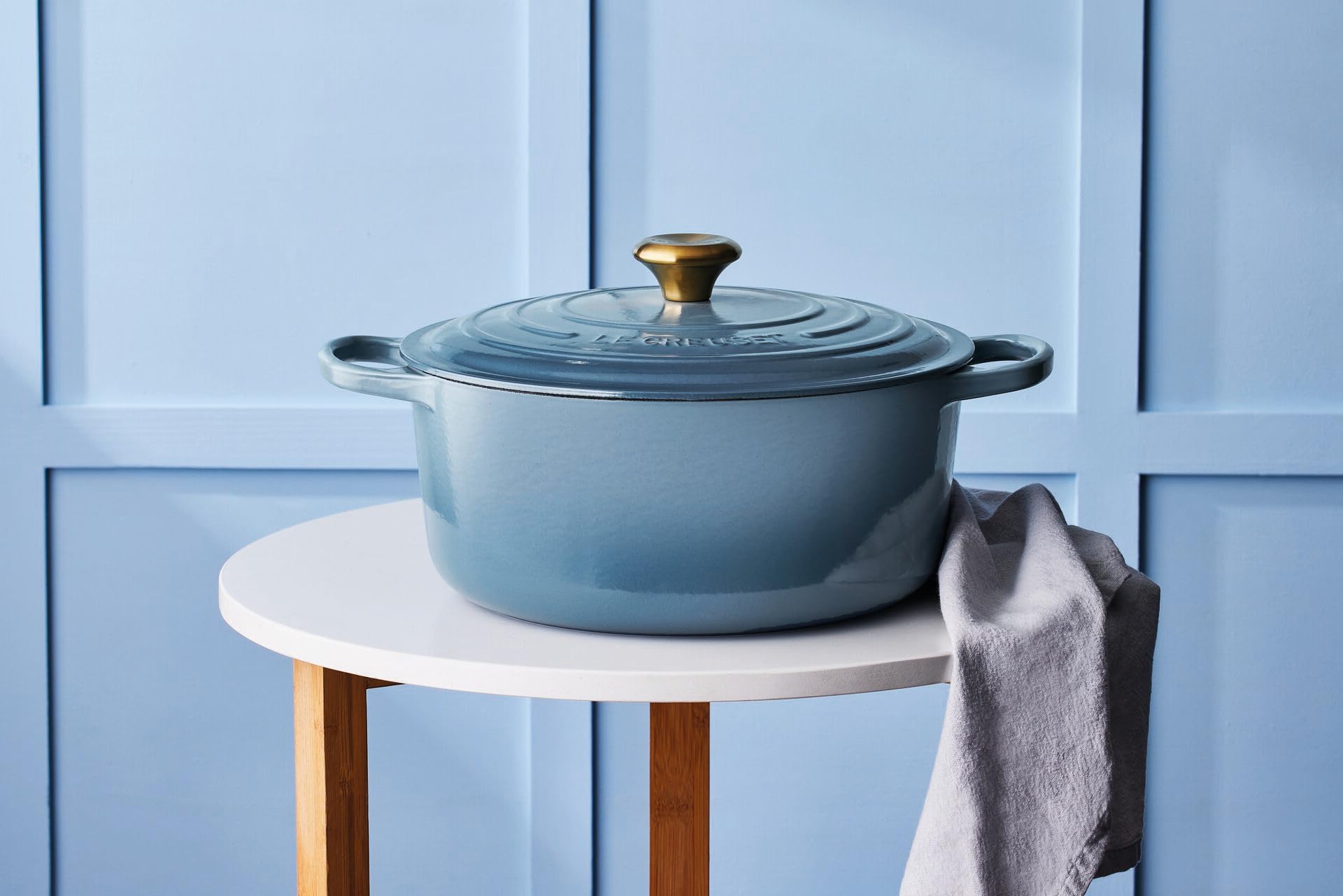 Le Creuset Signature Gusseisen-Bräter mit Deckel, Ø 24 cm, Rund, Für alle Herdarten und Induktion geeignet, Volumen: 4,2 l, 4,305 kg, Chambray, 21177244344441