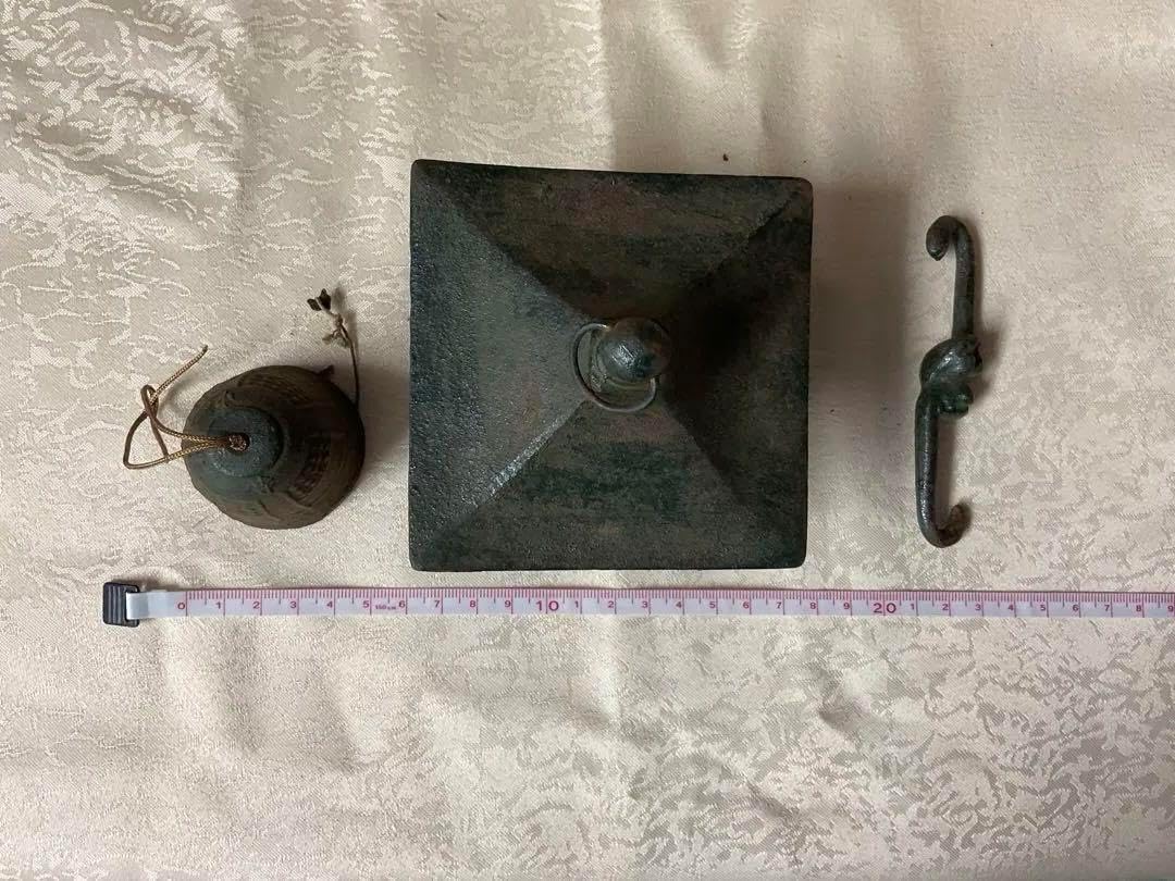 南部鉄器 風鈴校倉屋根部分箱付き13X13cm 高さ13cm 鐘の直径5、5cm 鐘の高さ6、5cm 吊るしの長さ16、5cm