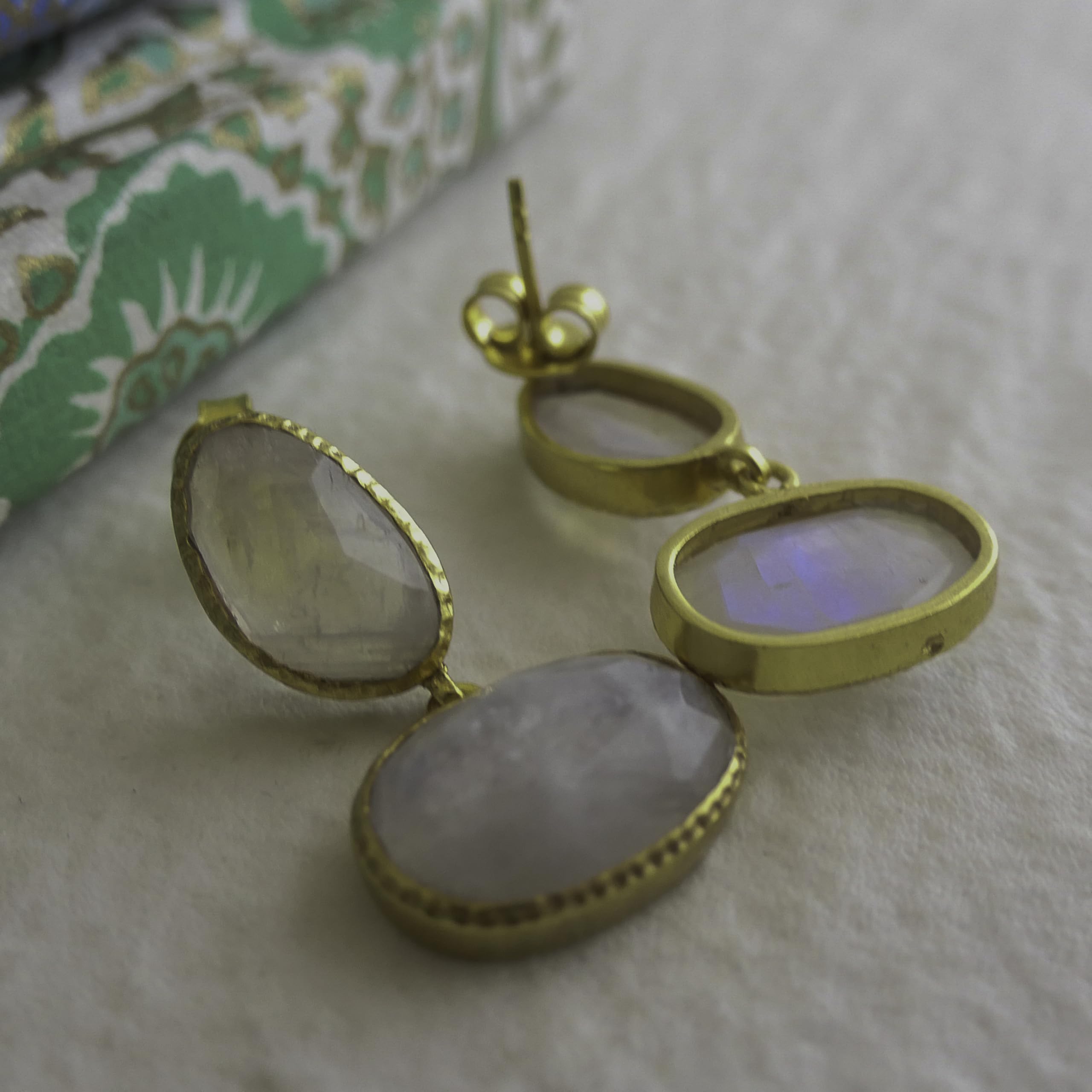 Pendientes colgantes de plata de ley bañada en oro con piedra lunar (piedra preciosa natural)