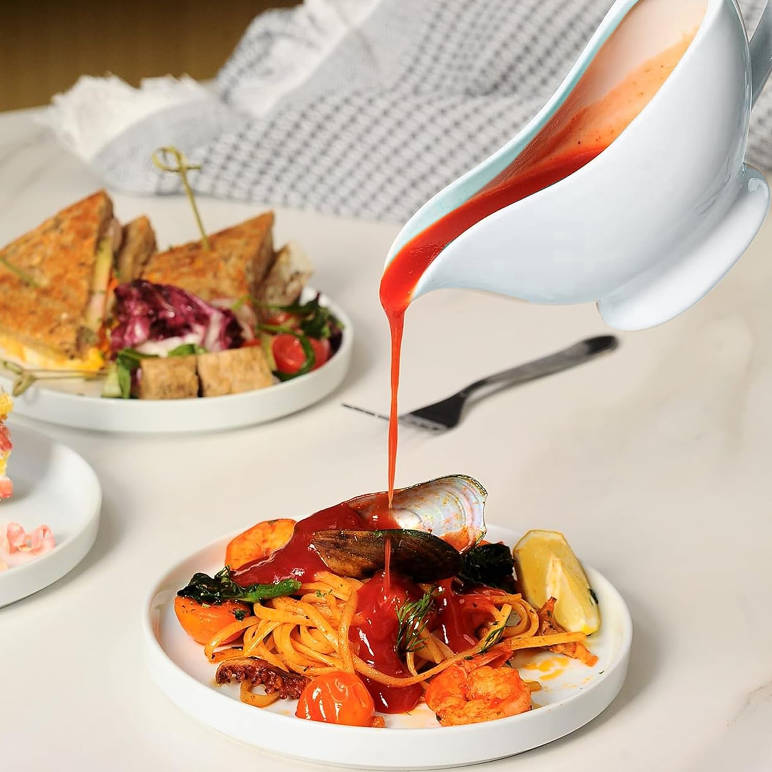Nizirioo - Saldera de porcelana (310 ml, bote de salsa con asa, contenedor para aderezos, crema, caldo de leche, diseño elegante, gran asa